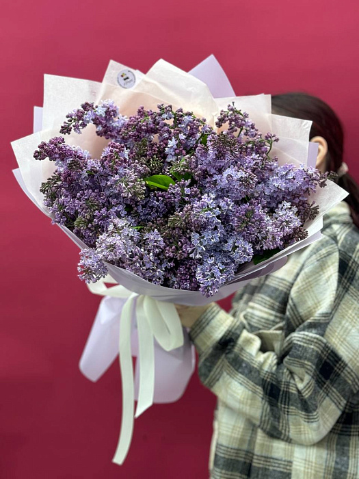 Lush bouquet of lilacs