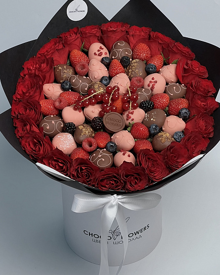 Букет М с цветами и клубникой в шоколаде с доставкой по Алматы