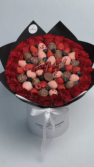 Bouquet M with flowers and strawberries in chocolate