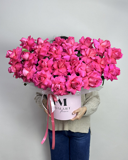 25 ярко розовых роз в шляпной коробке с доставкой по Астане