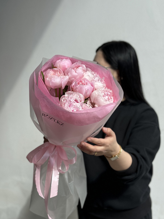 Bouquet of 7 Peonies in stylish packaging