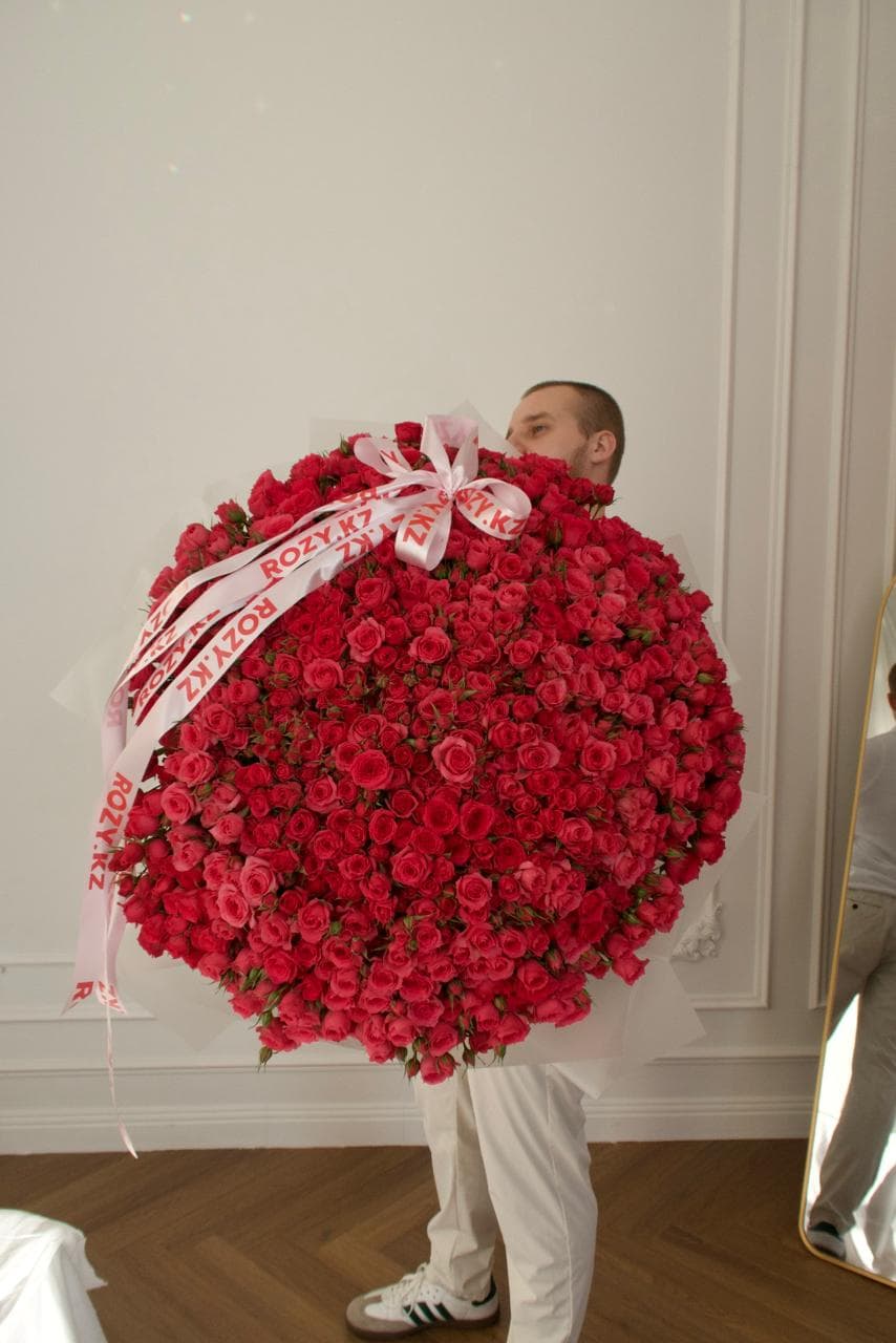 Мега букет из 151 кустовой розы XXXXL с доставкой
