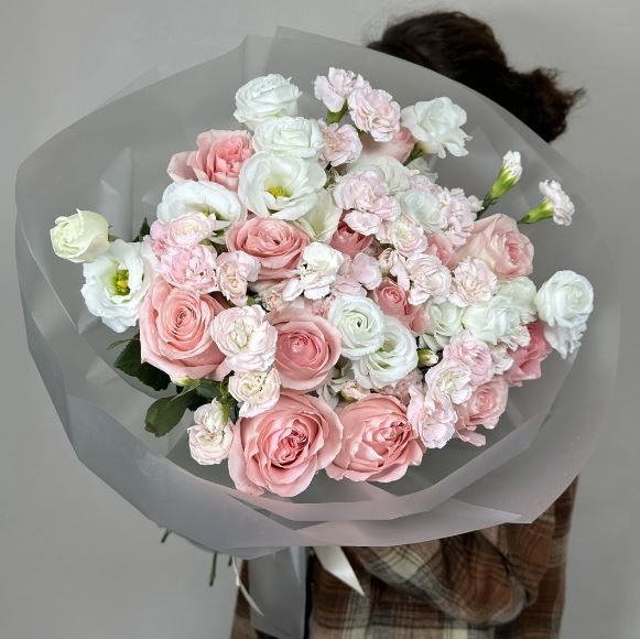 Bouquet Medina of roses and lisianthus