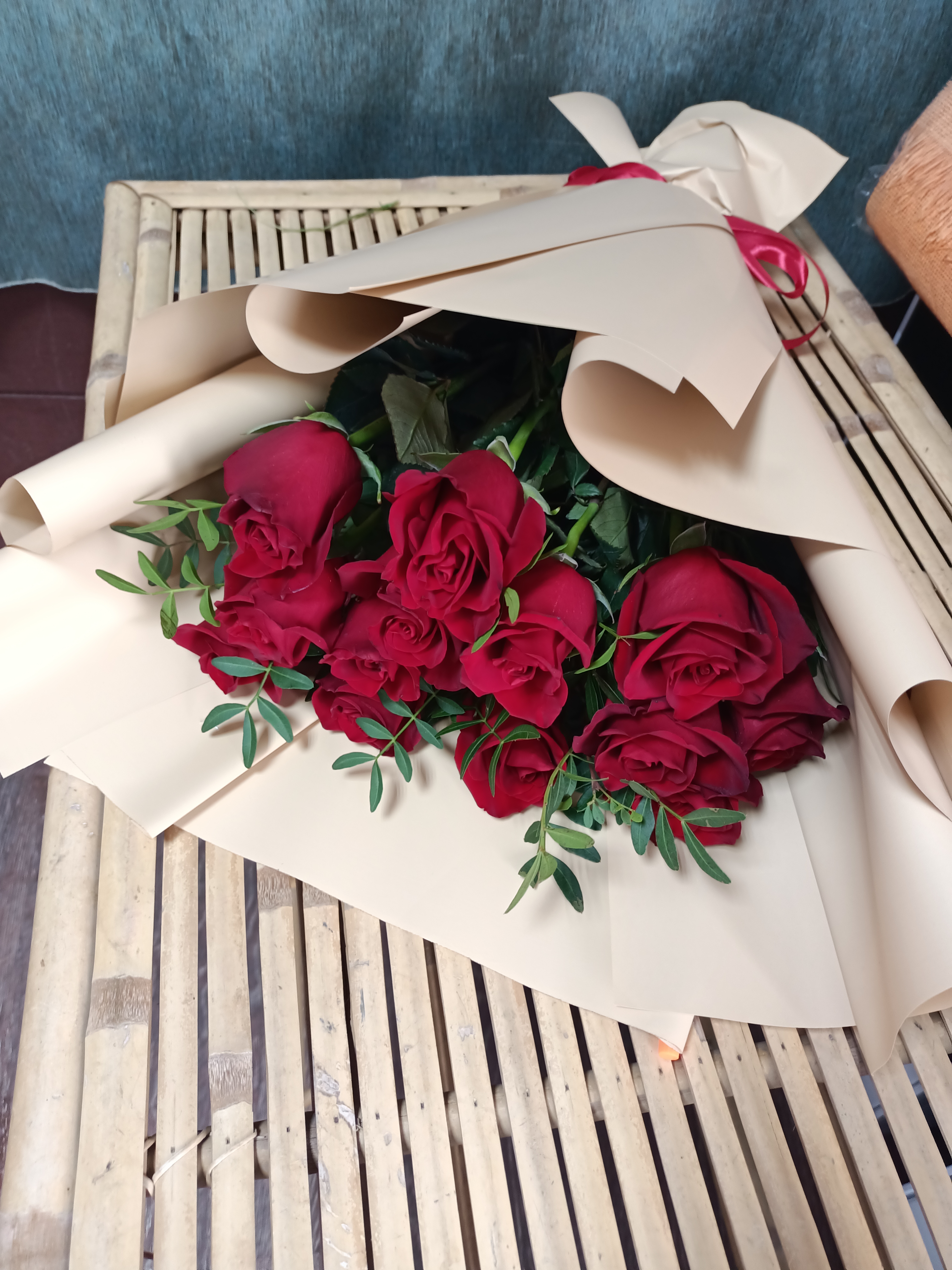 Букет красных роз с зеленью  с доставкой по Костанае