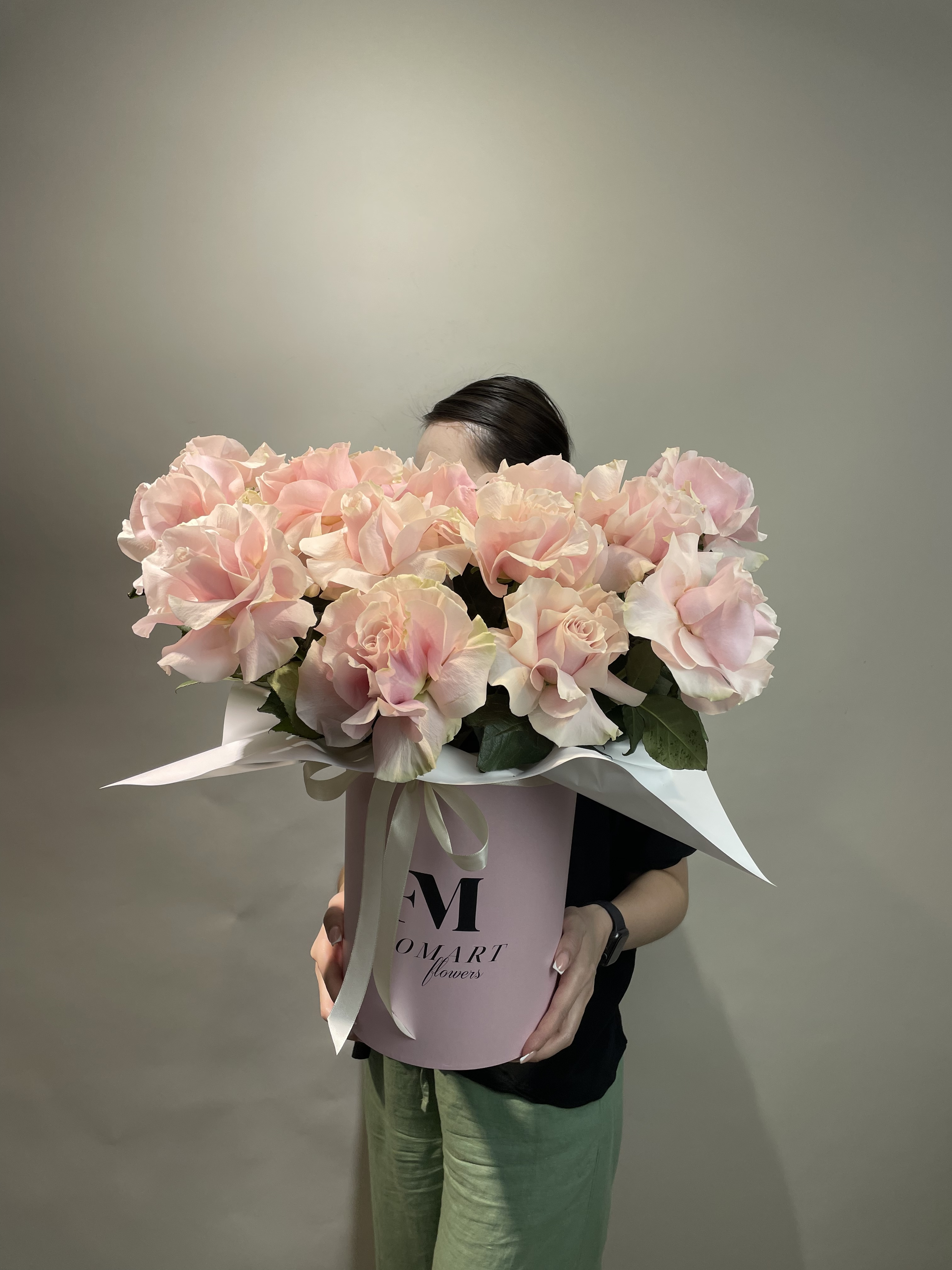 Композиция исполнена из 15 голландских роз с приме с доставкой по Астане