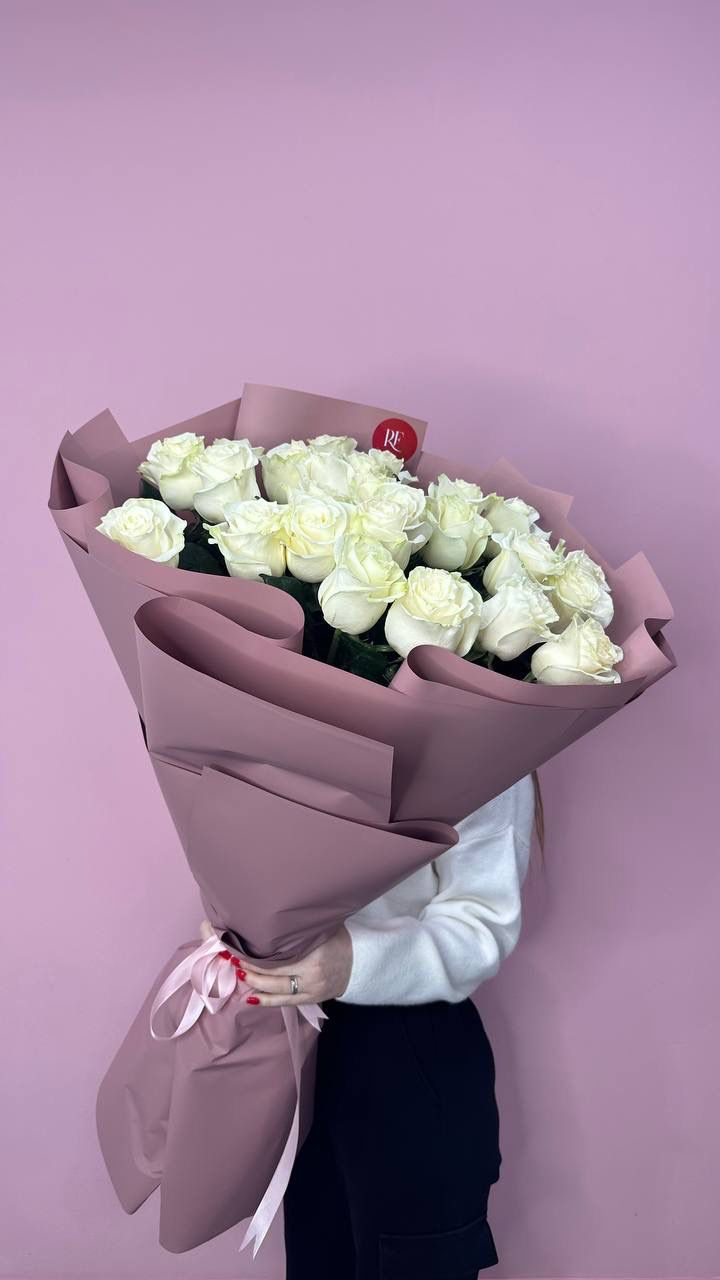 25 белых высоких роз  с доставкой по Усть-Каменогорске