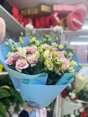 Романтичный дуэт кустовых роз и эустомы с доставкой по Астане