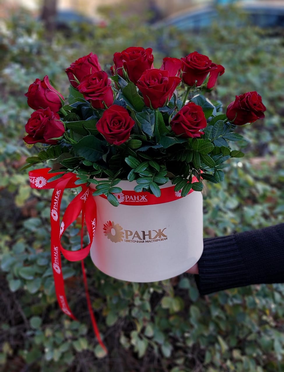 Красные розы в коробке с доставкой по Алматы