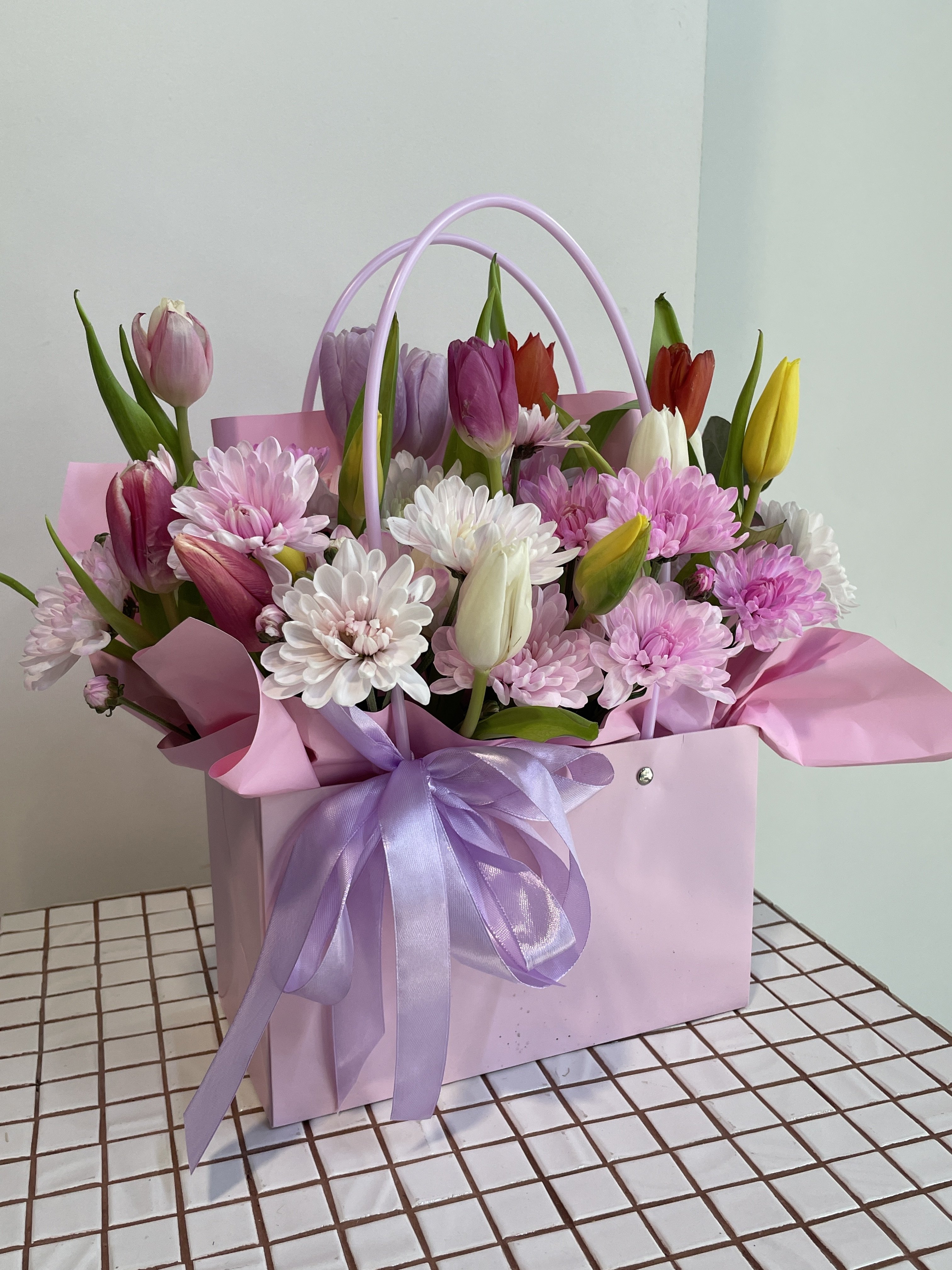 Весенний микс в подарочной сумочке с доставкой по Астане