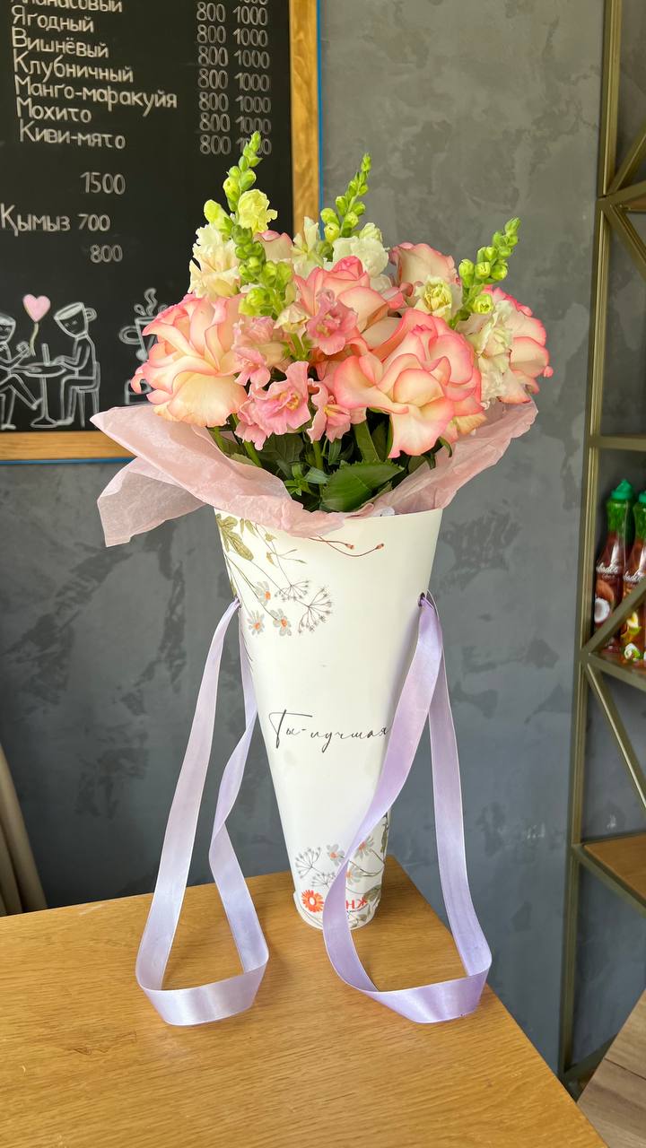 Цветы для любимой в светлой вазе с доставкой по Алматы