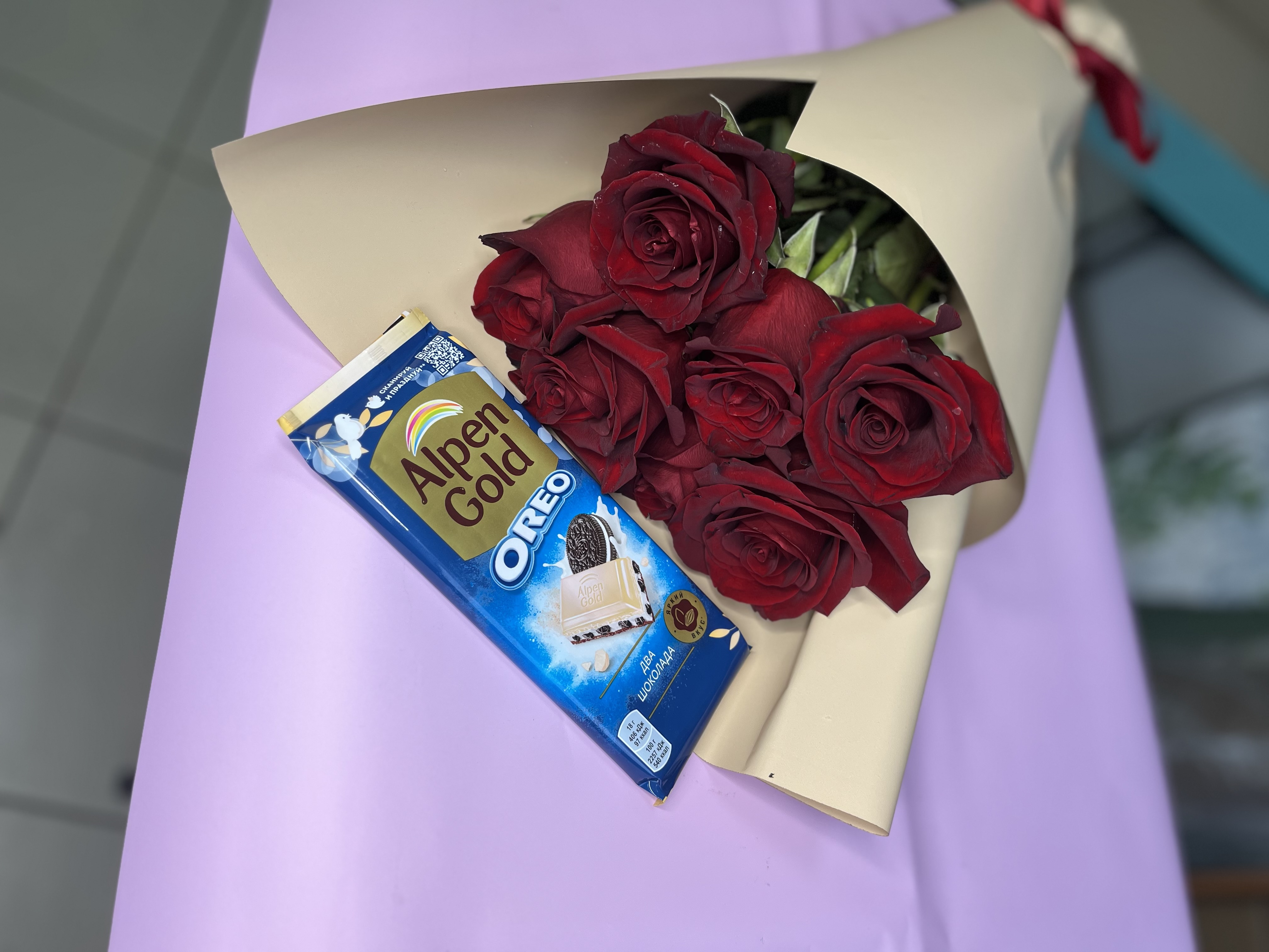 Розы с шоколадкой с доставкой по Рудном