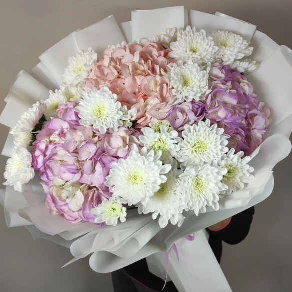 Bouquet Clear morning of hydrangeas and chrysanthemums