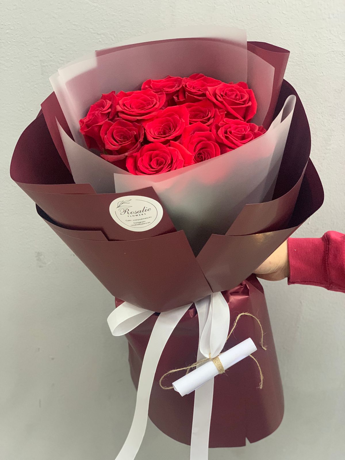 Букет 11 красных роз в оформлении с доставкой по Алматы