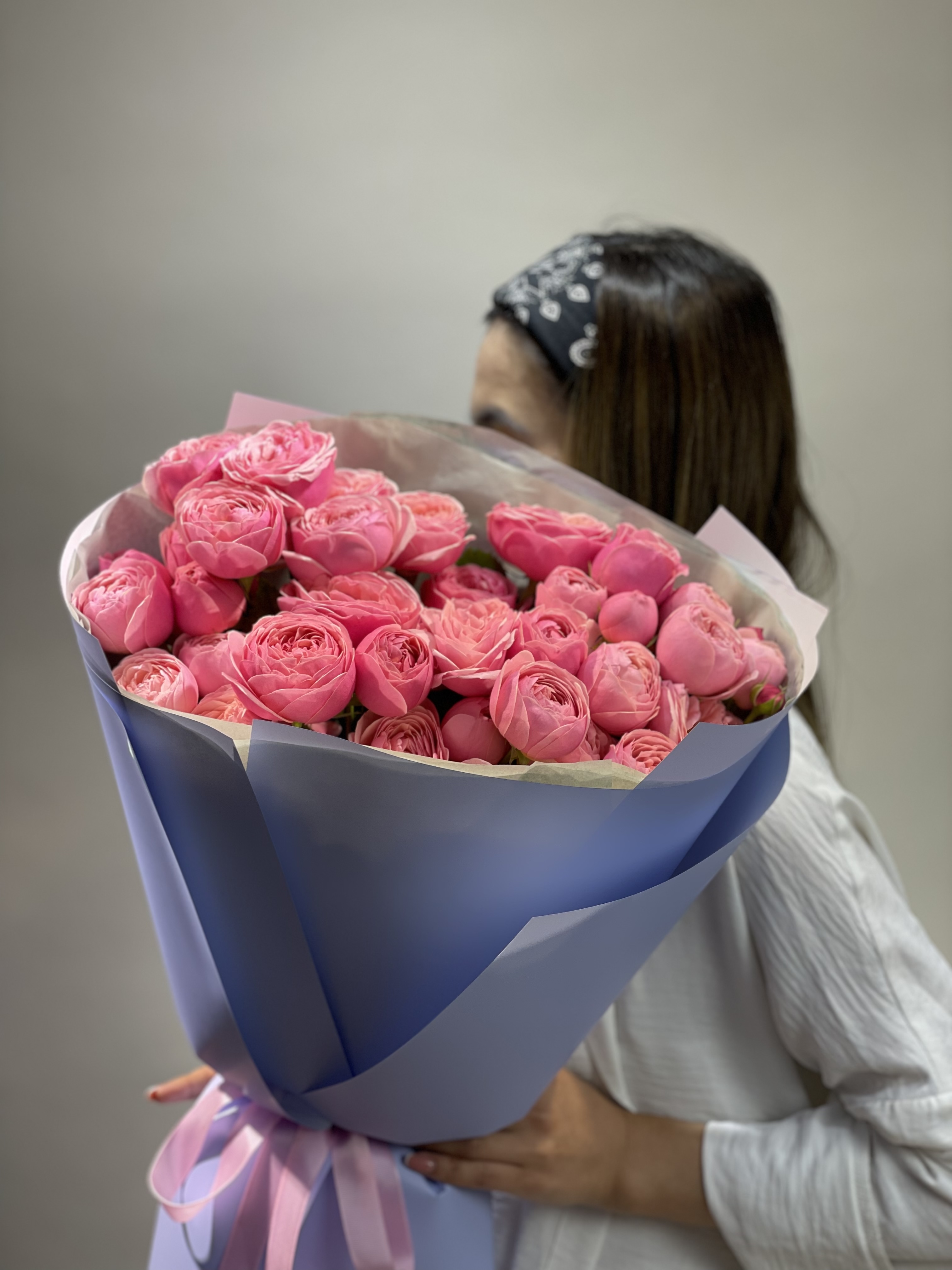 Моно букет из кустовых пионовидных роз. с доставкой по Астане