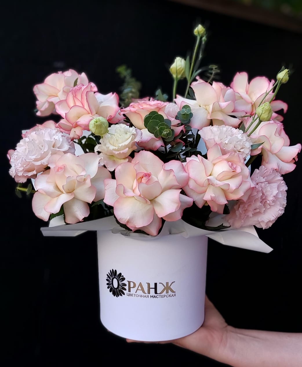 Вывернутые розы в белой коробе  с доставкой по Алматы