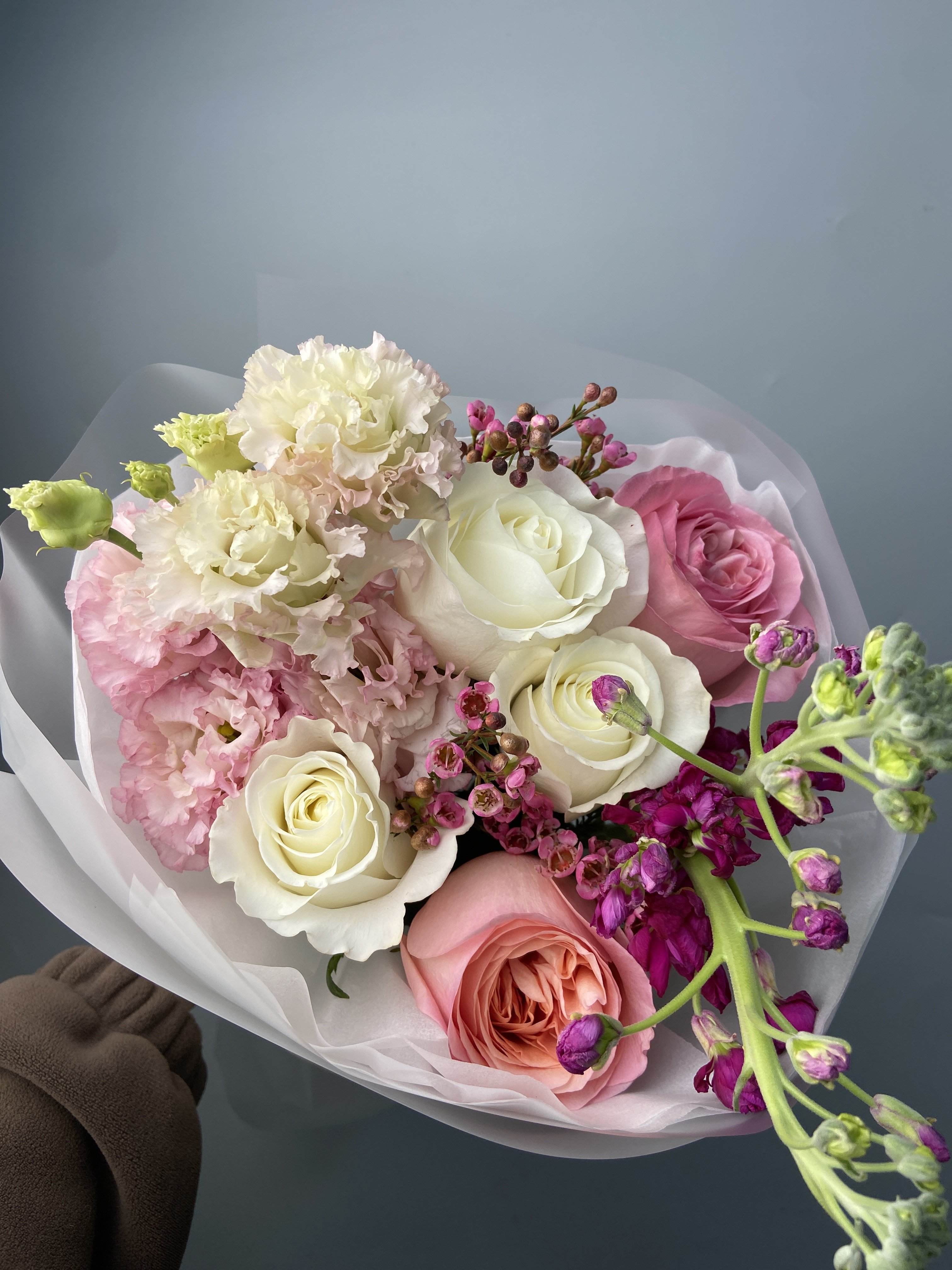 Нежный букет из роз и эустомы с доставкой по Астане