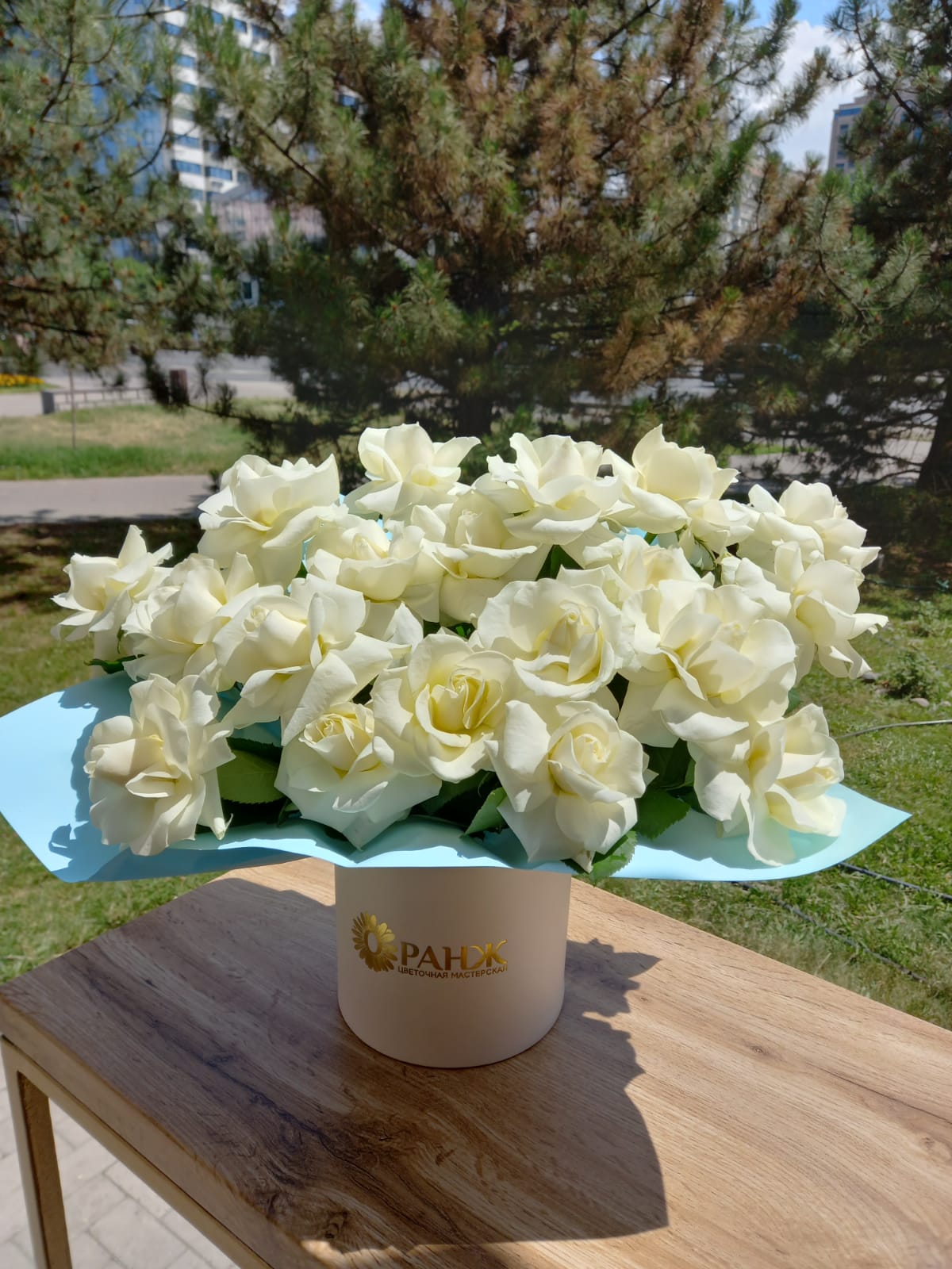 Белые розы в коробке with delivery to Almaty