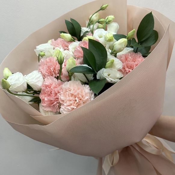 Bouquet Romance of lisianthus and carnations