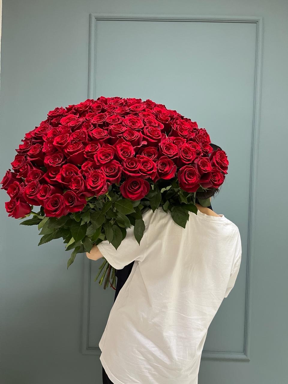 Огромный букет из 101 красных метровых роз  с доставкой по Астане
