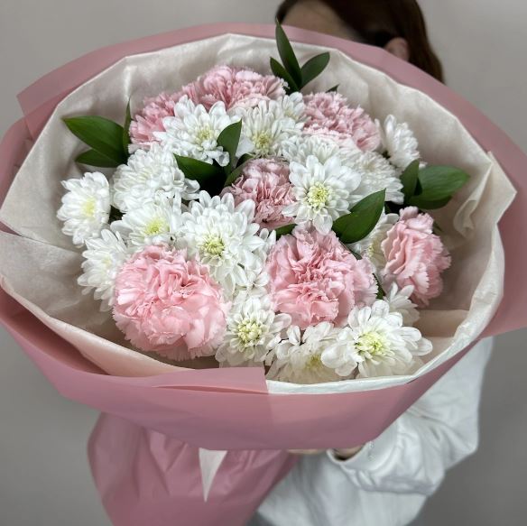 Bouquet of Hera from chrysanthemums and carnations