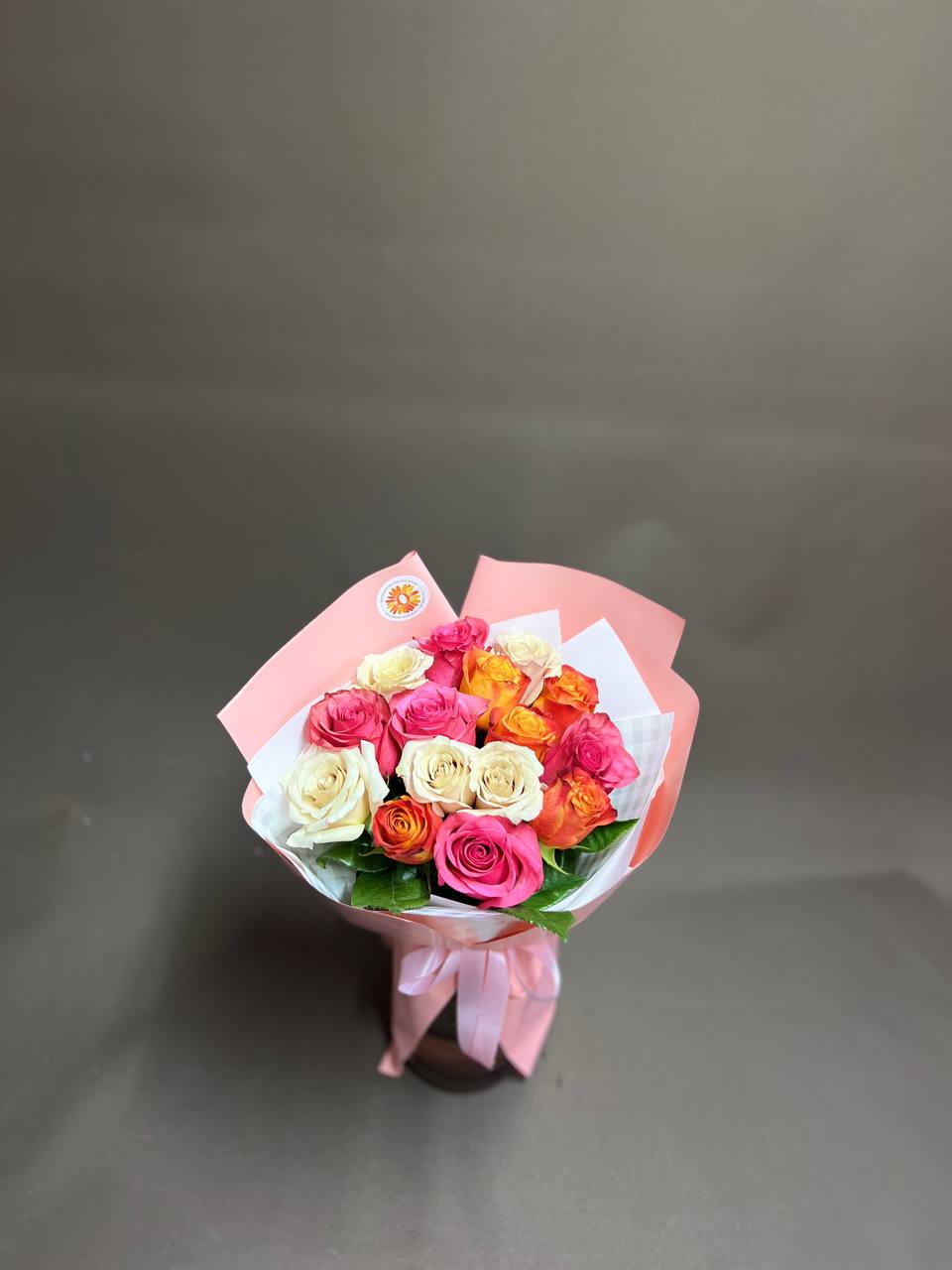 Букет из 15 Голландских мик роз с доставкой по Алматы