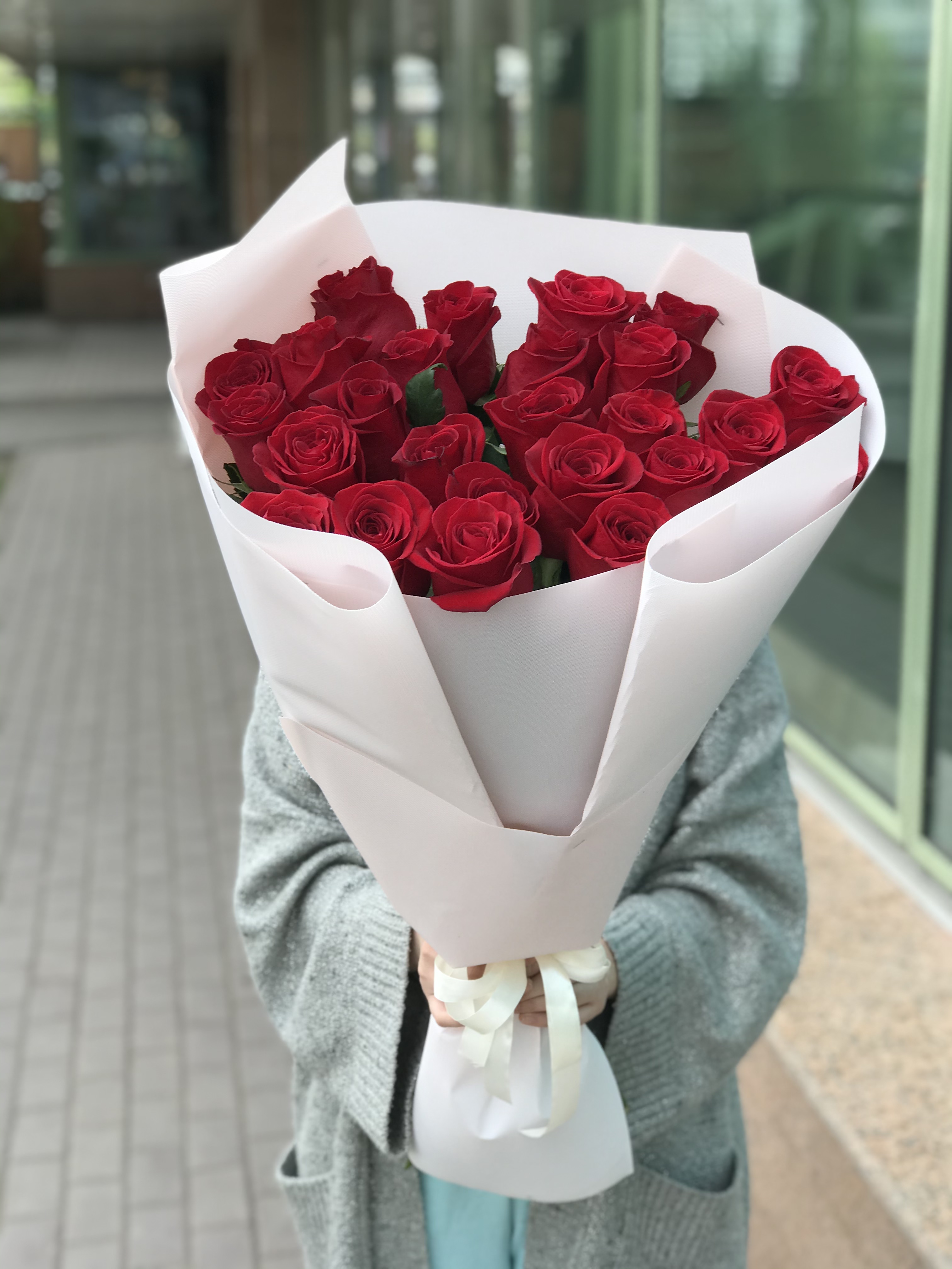 Высокие красные розы 25 шт с доставкой по Астане