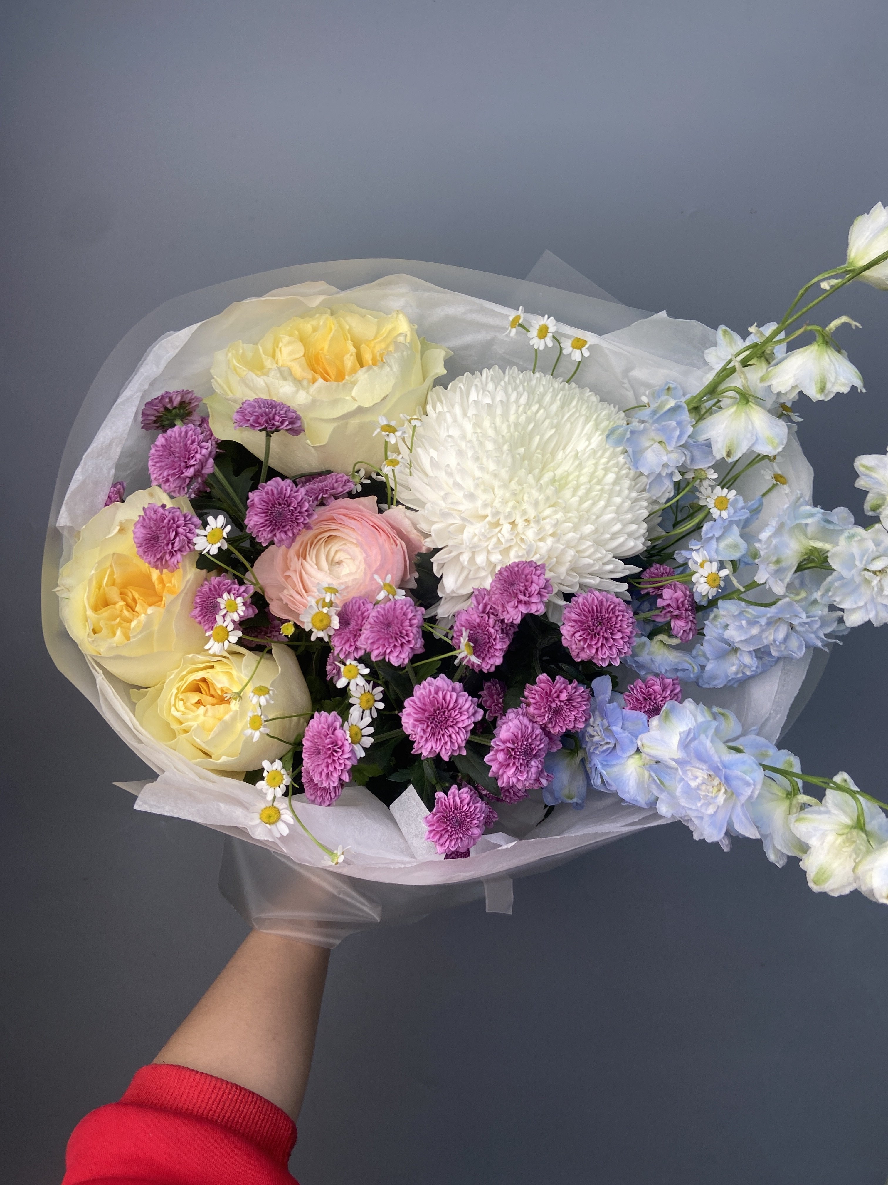 Яркий букет с пионовидными розами и дельфиниумом с доставкой по Астане