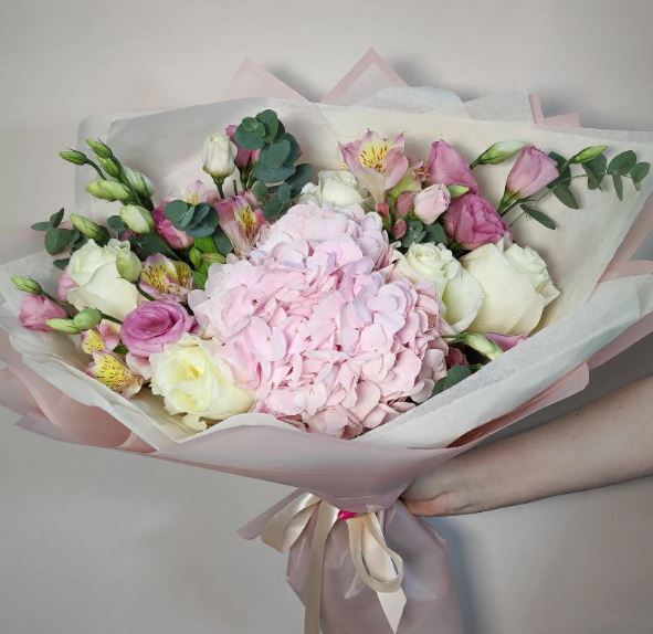 Bouquet Athena of hydrangea, lisianthus and roses