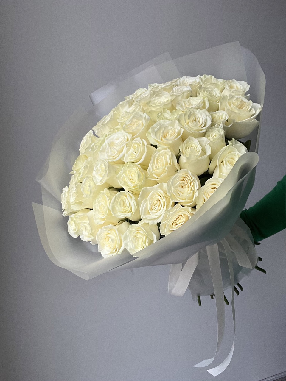 Белые розы 51шт с доставкой по Алматы
