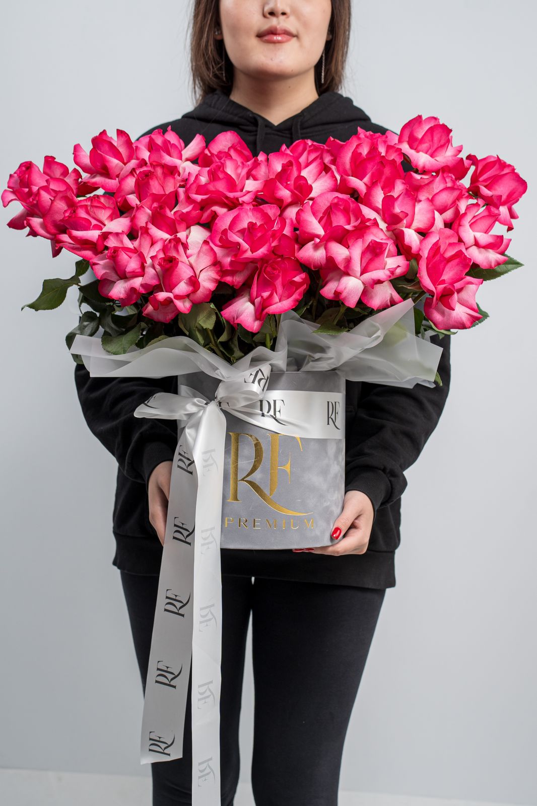 19 роз в премиум коробке  с доставкой по Усть-Каменогорске