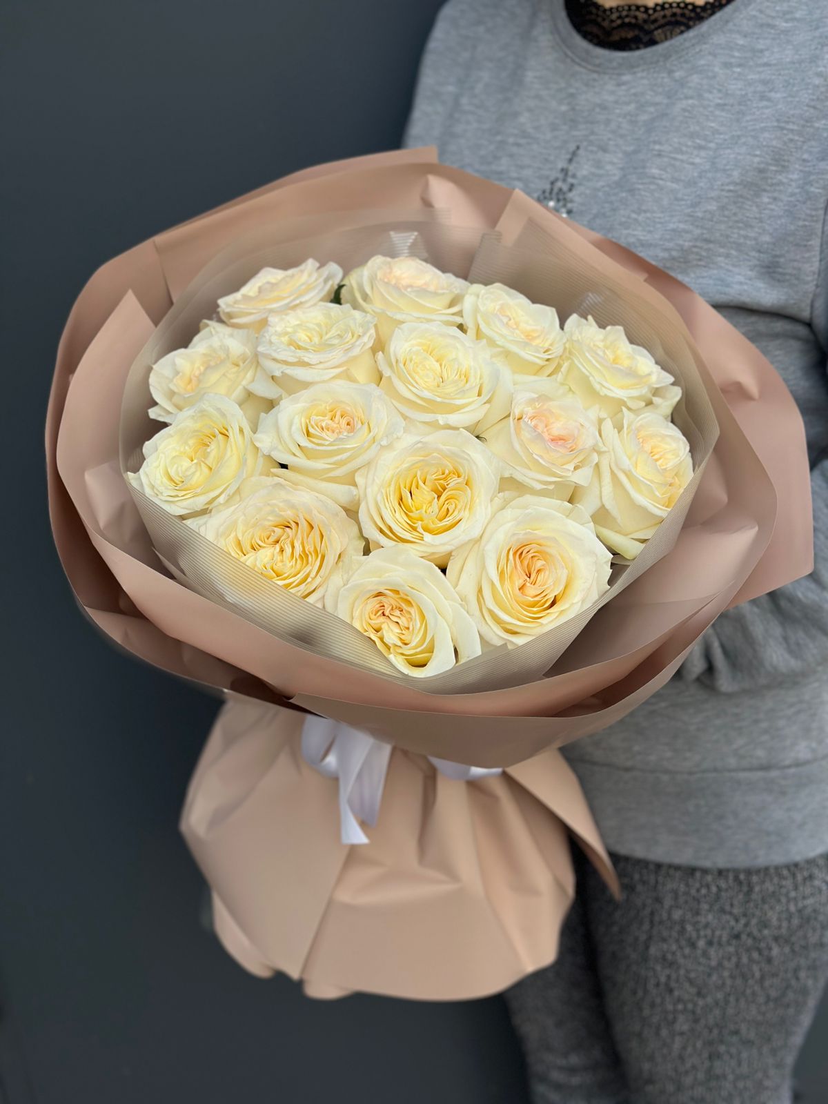 Букет из роскошных пионовидных роз с доставкой по Алматы