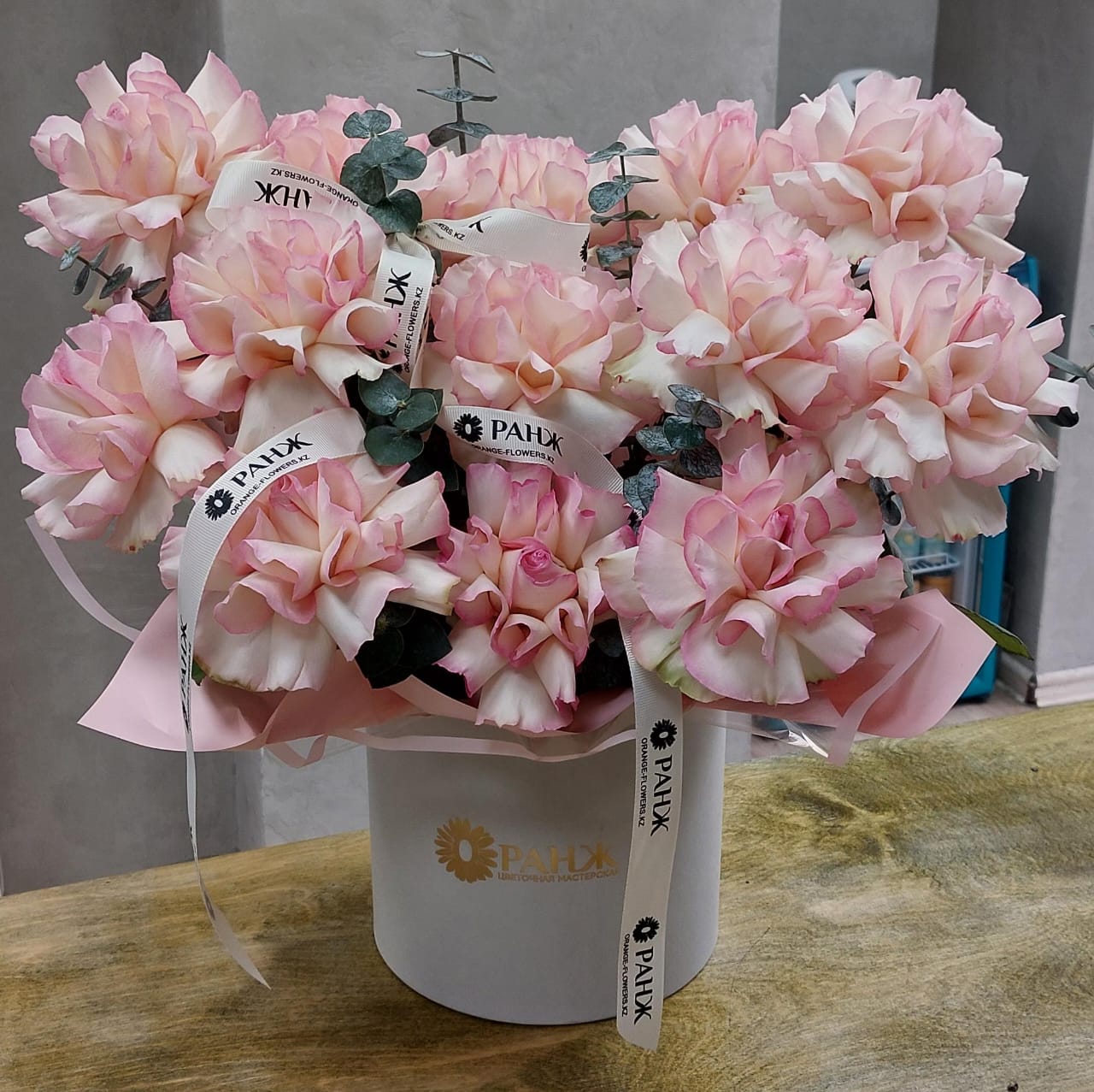 Розовое очарование в шляпной коробке с доставкой по Алматы