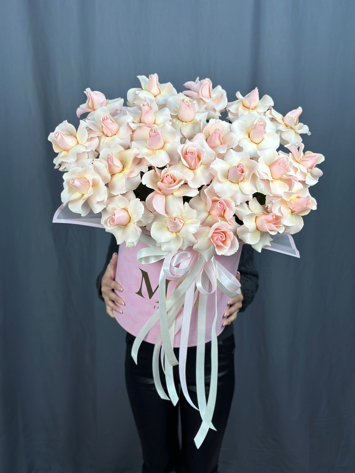 Bouquet of 25 roses in a hat box flowers delivered to Astana