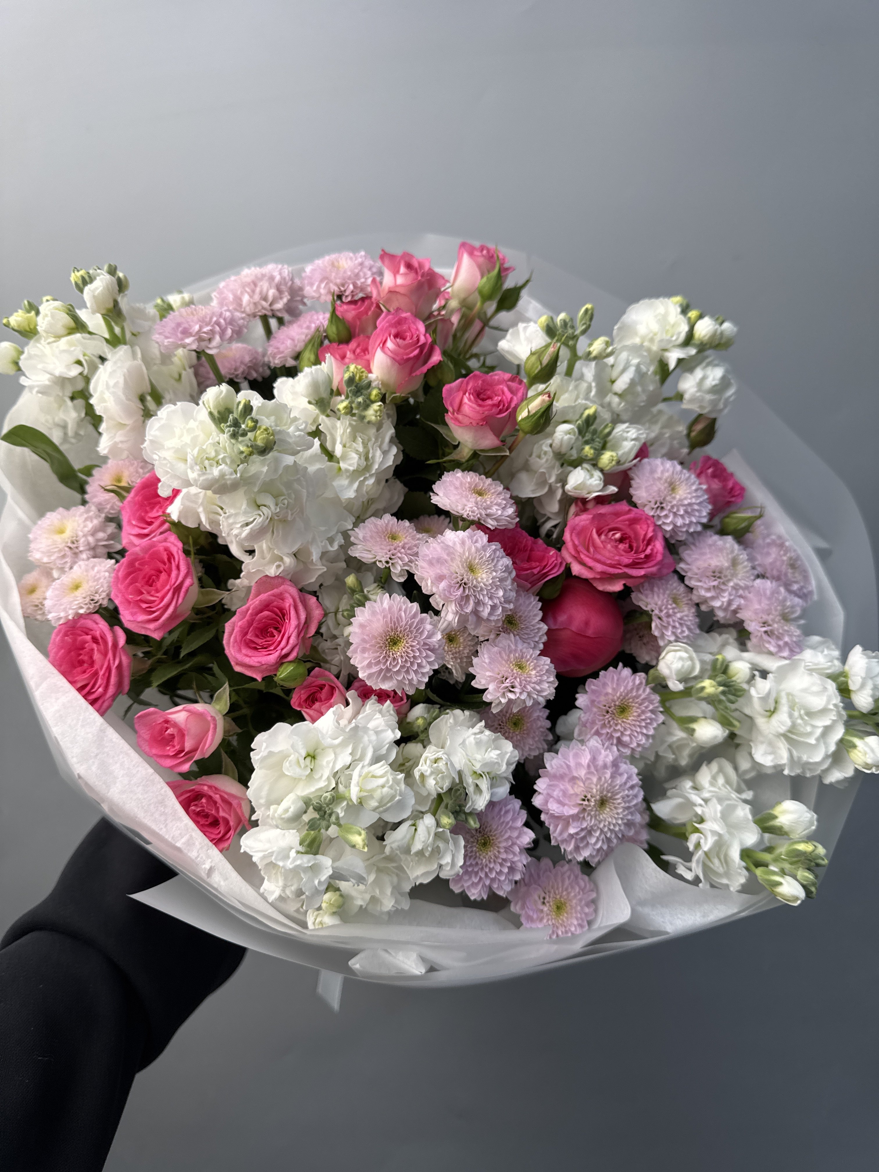 Зефирное облако из кустовых роз и маттиолы с доставкой по Астане