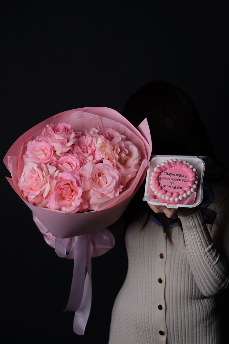 Букет из 9 роз + Бенто торт с доставкой по Алматы