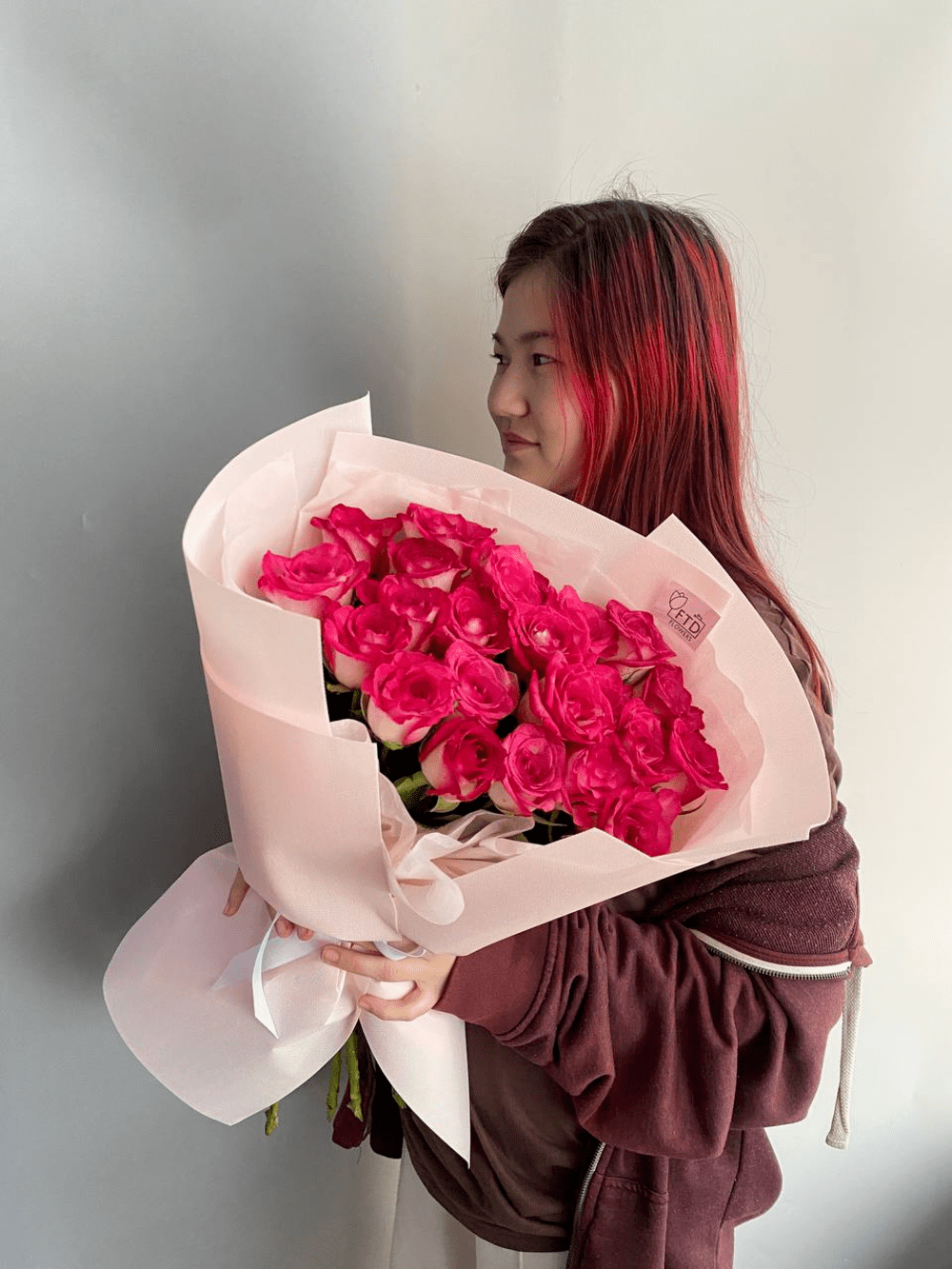 Bouquet of 25 crimson roses 40-50cm flowers delivered to Astana