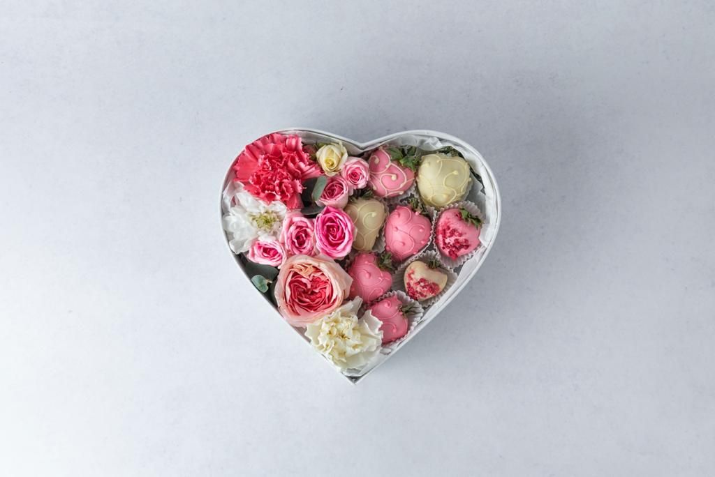 Композиция сердце S с клубникой в шоколаде  с доставкой по Алматы