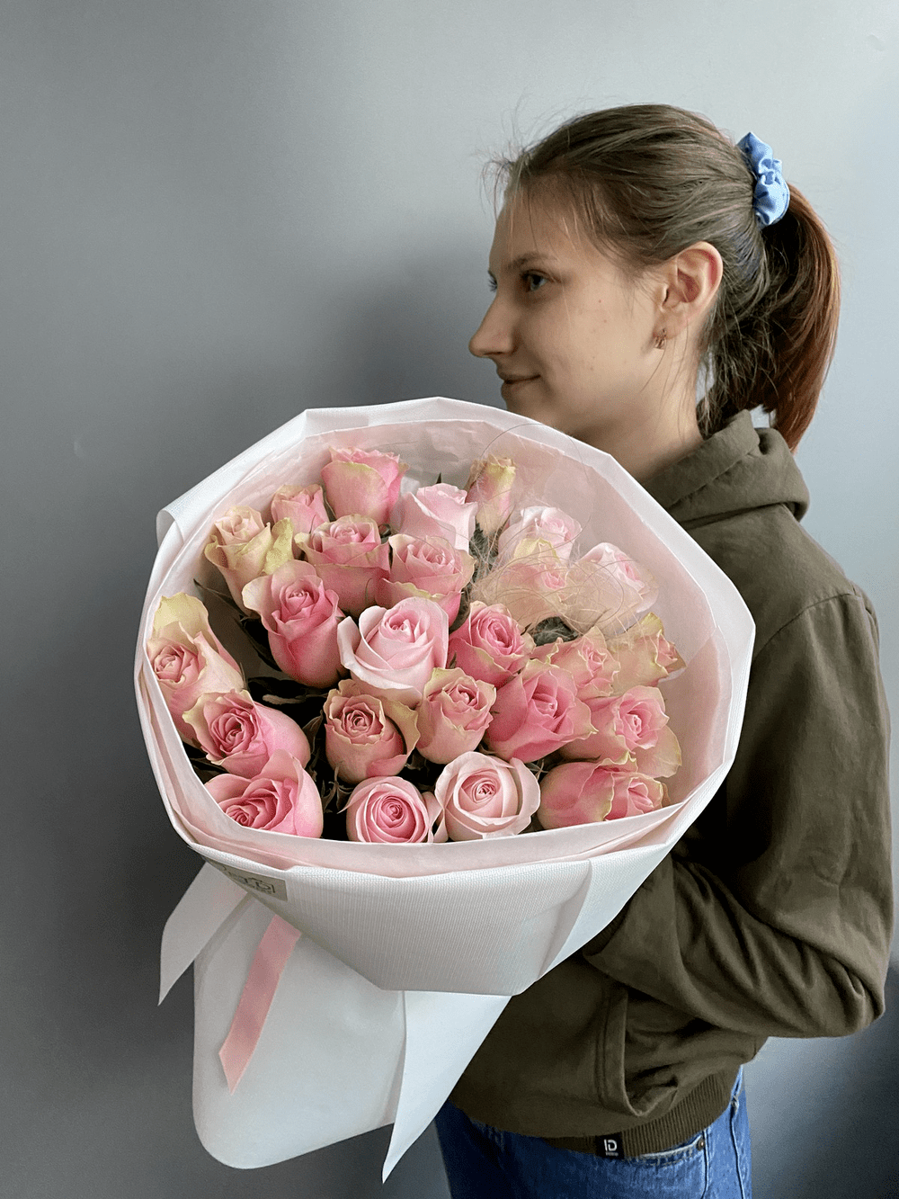 25 розовых роз 40-50см в круглой форме с доставкой по Астане