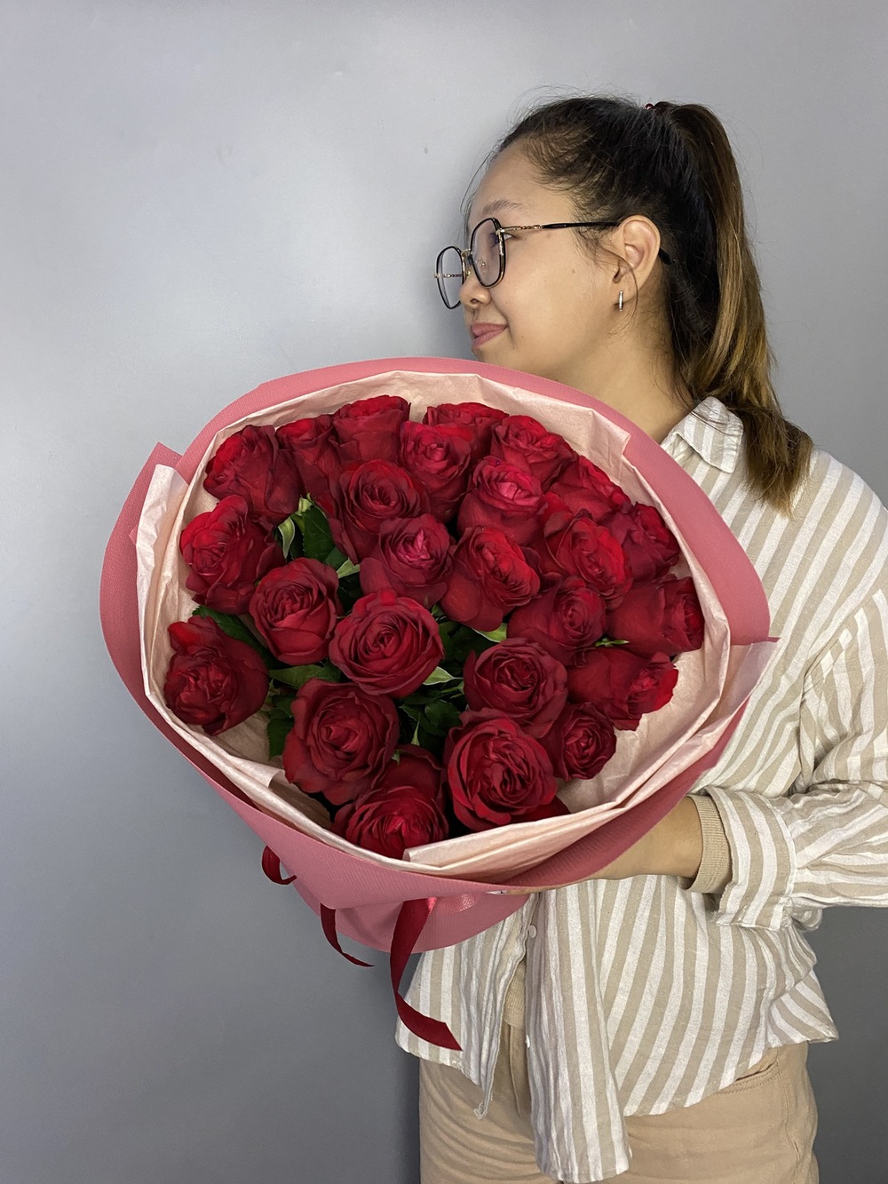 25 красных роз 40-50см в круглой форме с доставкой по Астане