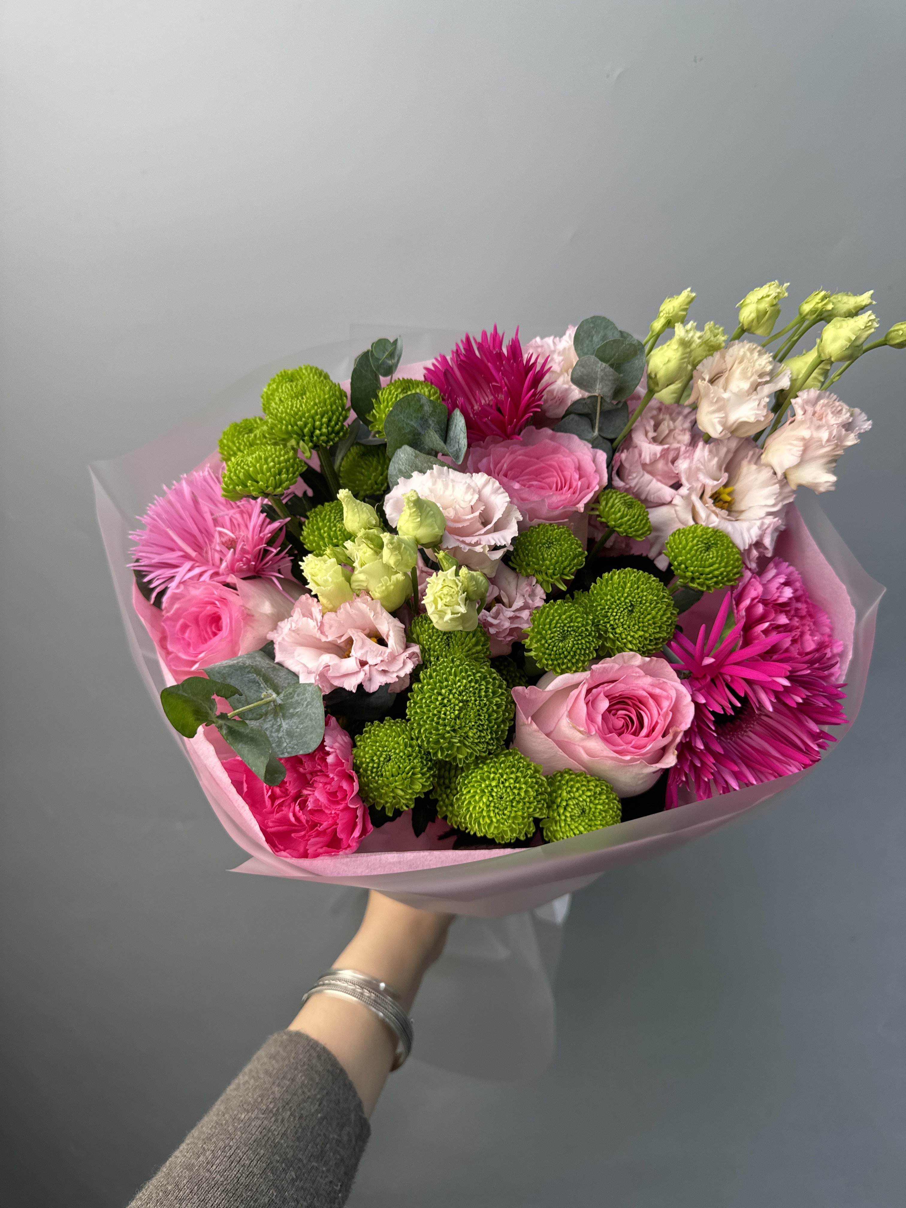 Яркий микс из роз и хризантем с доставкой по Астане