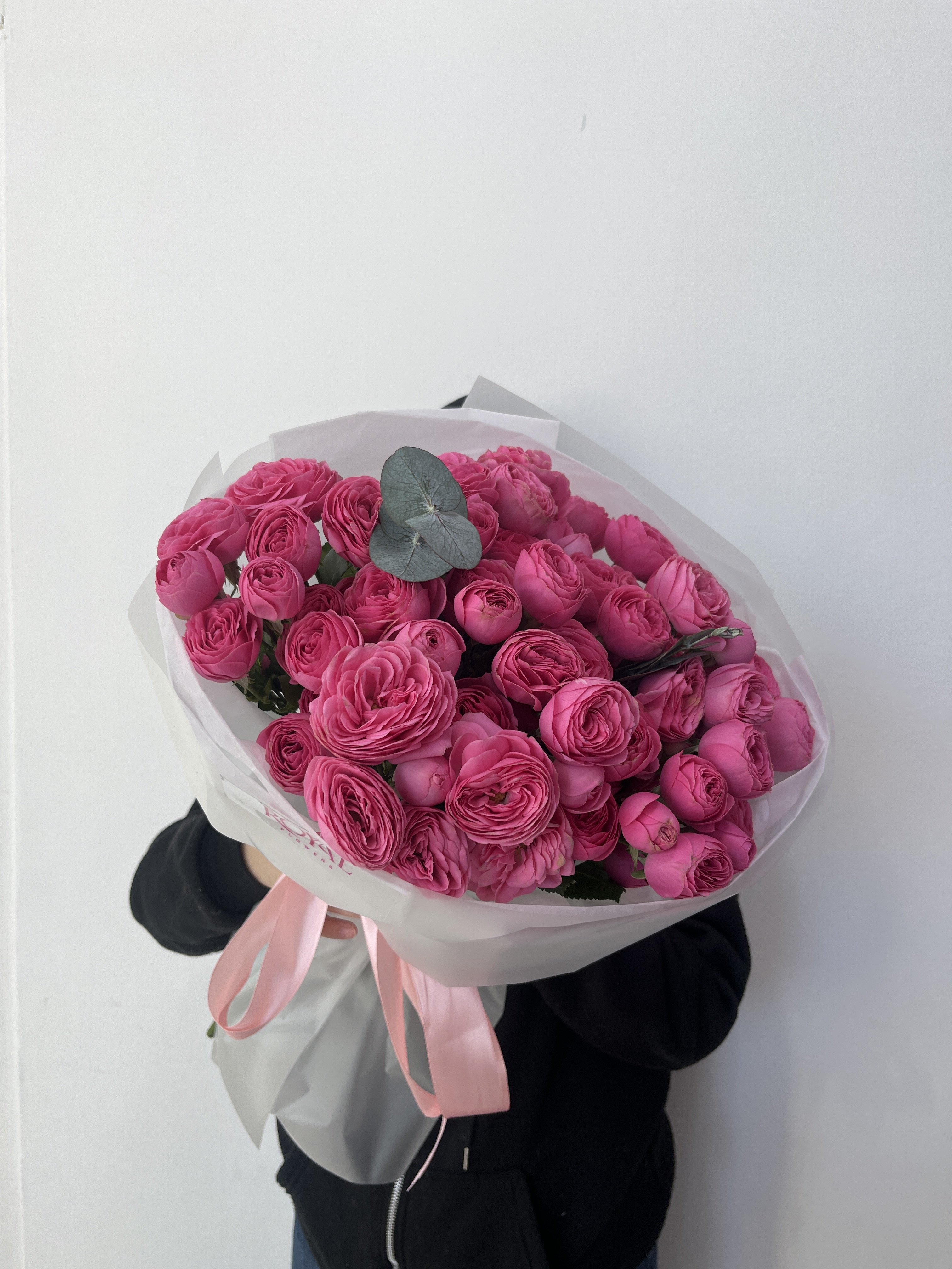 Пышный букет из розовых кустовых роз с доставкой по Астане