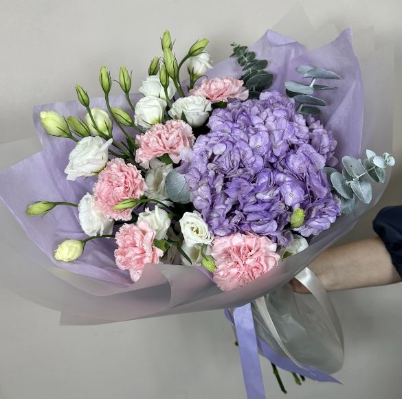 Malik's bouquet of hydrangea and lisianthus