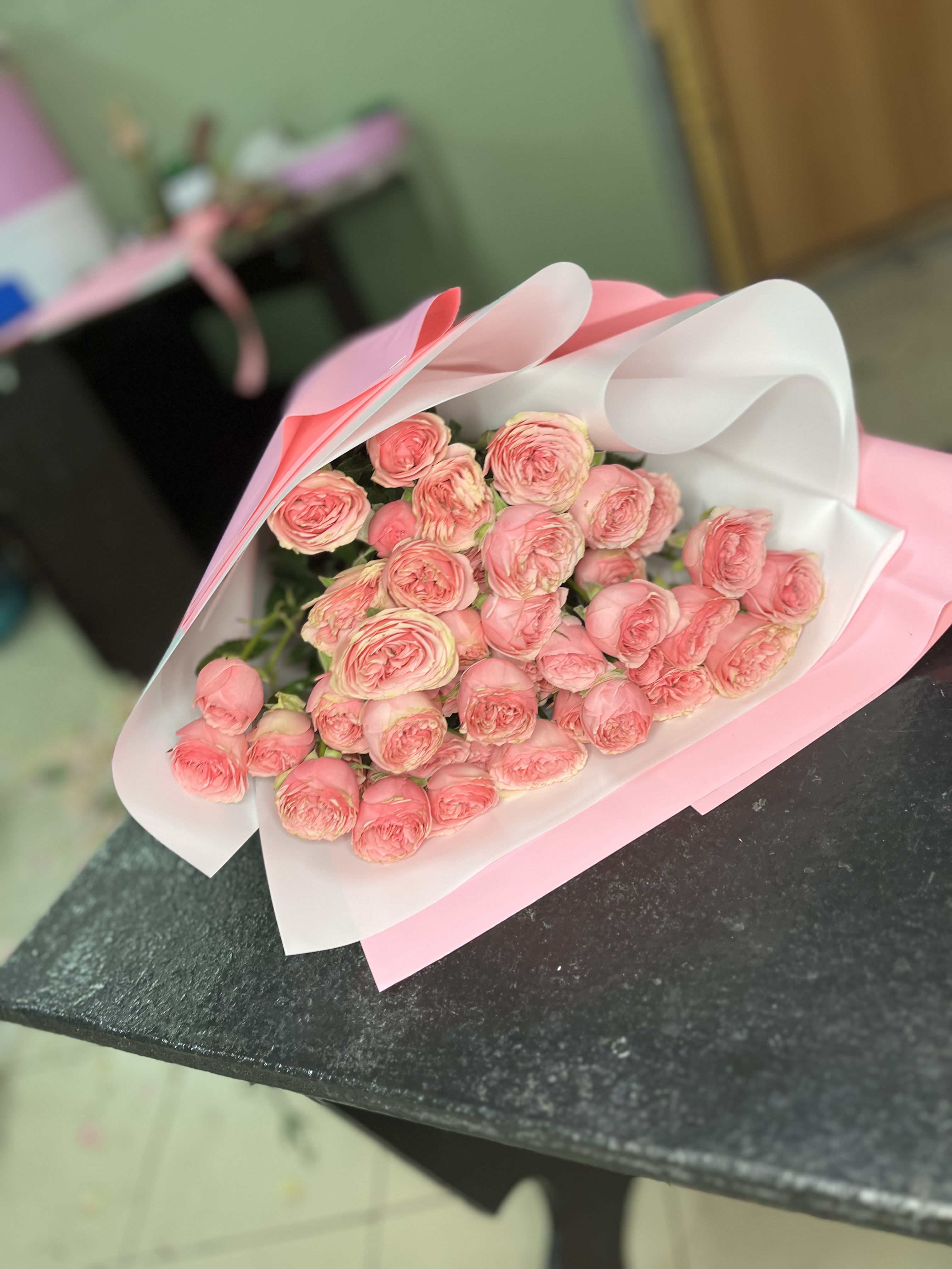 Bouquet of White roses flowers delivered to Kostanay.