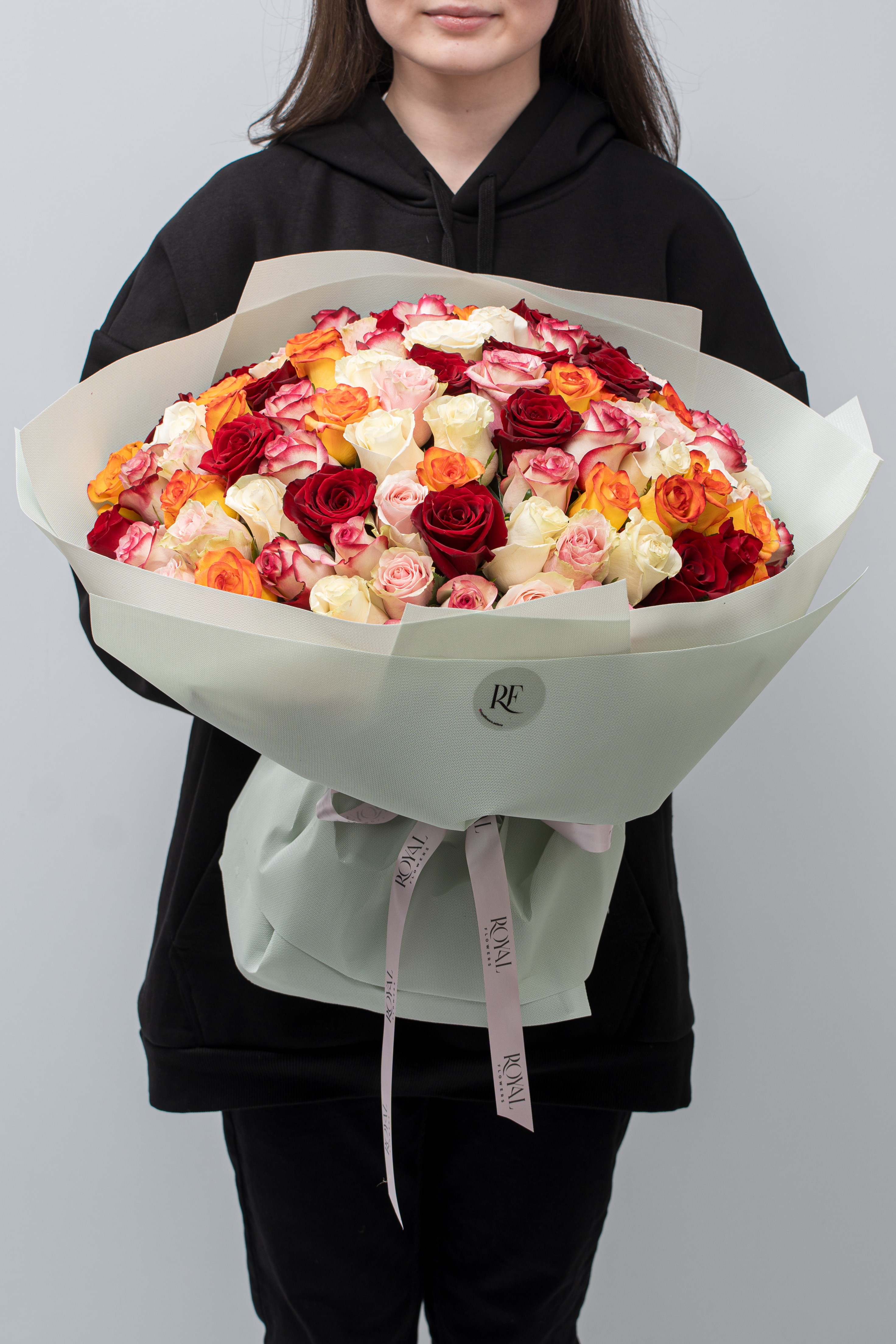 Шикарный микс из 51 розы  с доставкой по Алматы