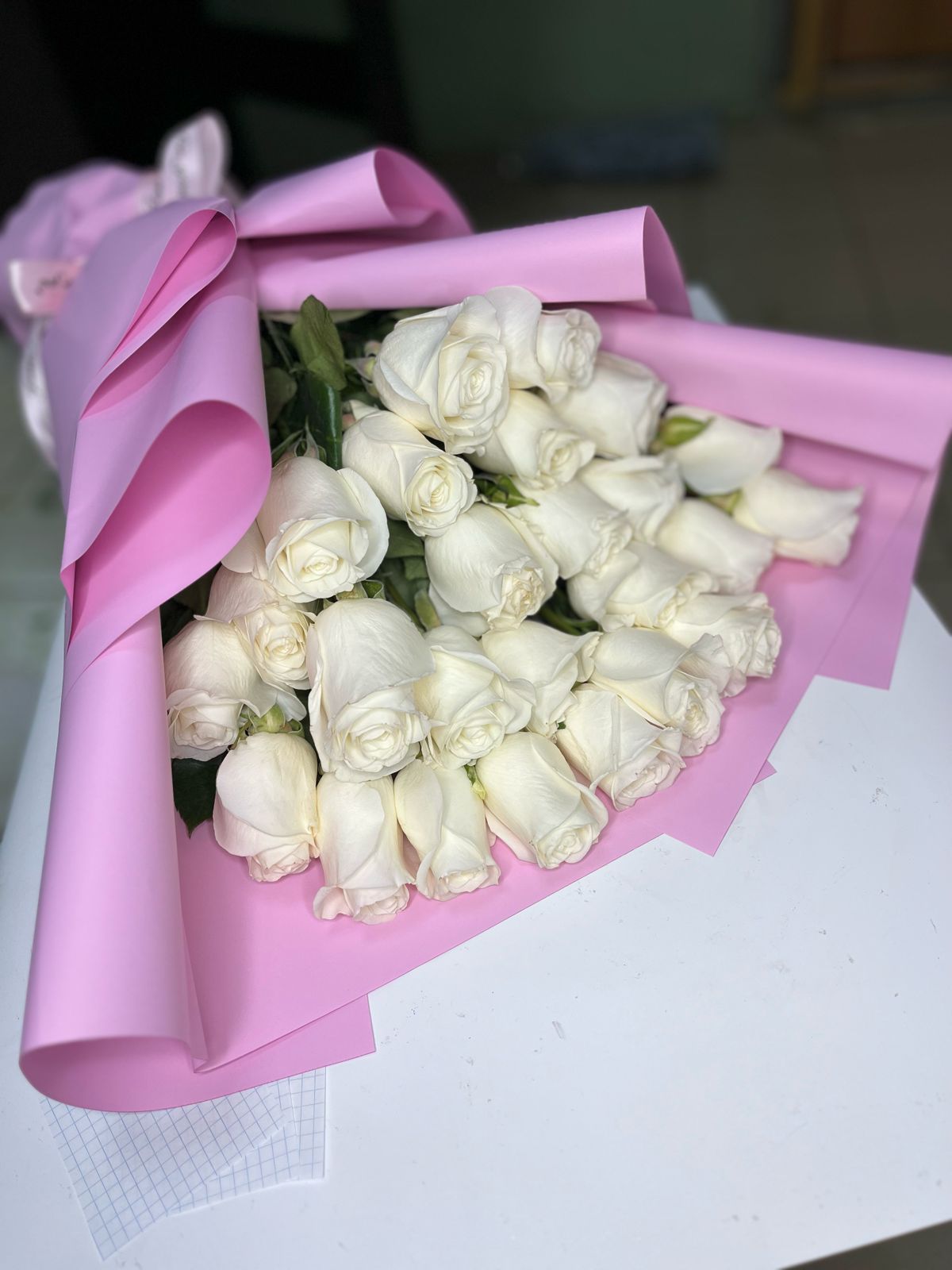 Букет из белых роз в шикарном исполнении с доставкой по Костанае