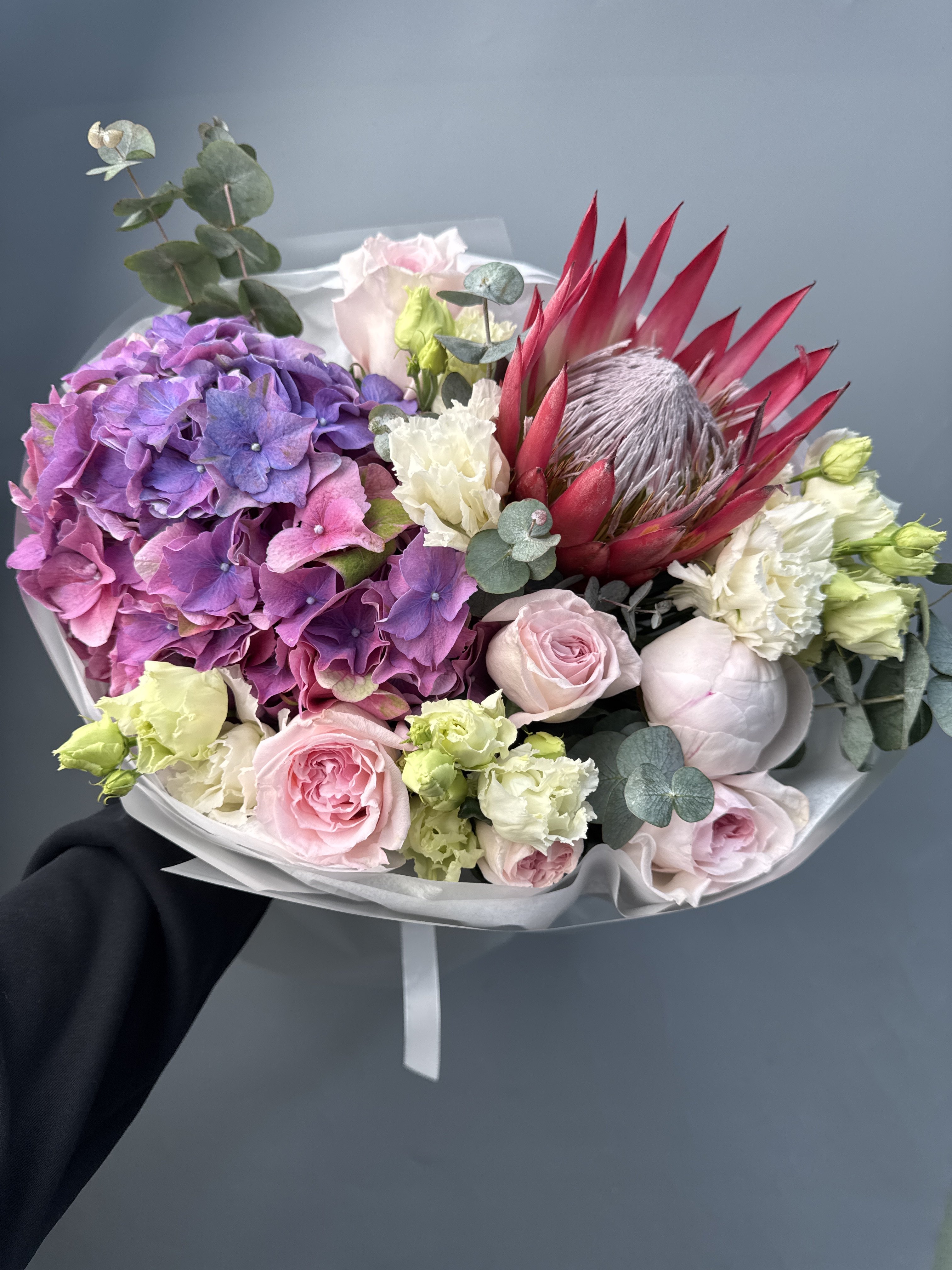 Экзотическая гармония с протеей и гортензией с доставкой по Астане
