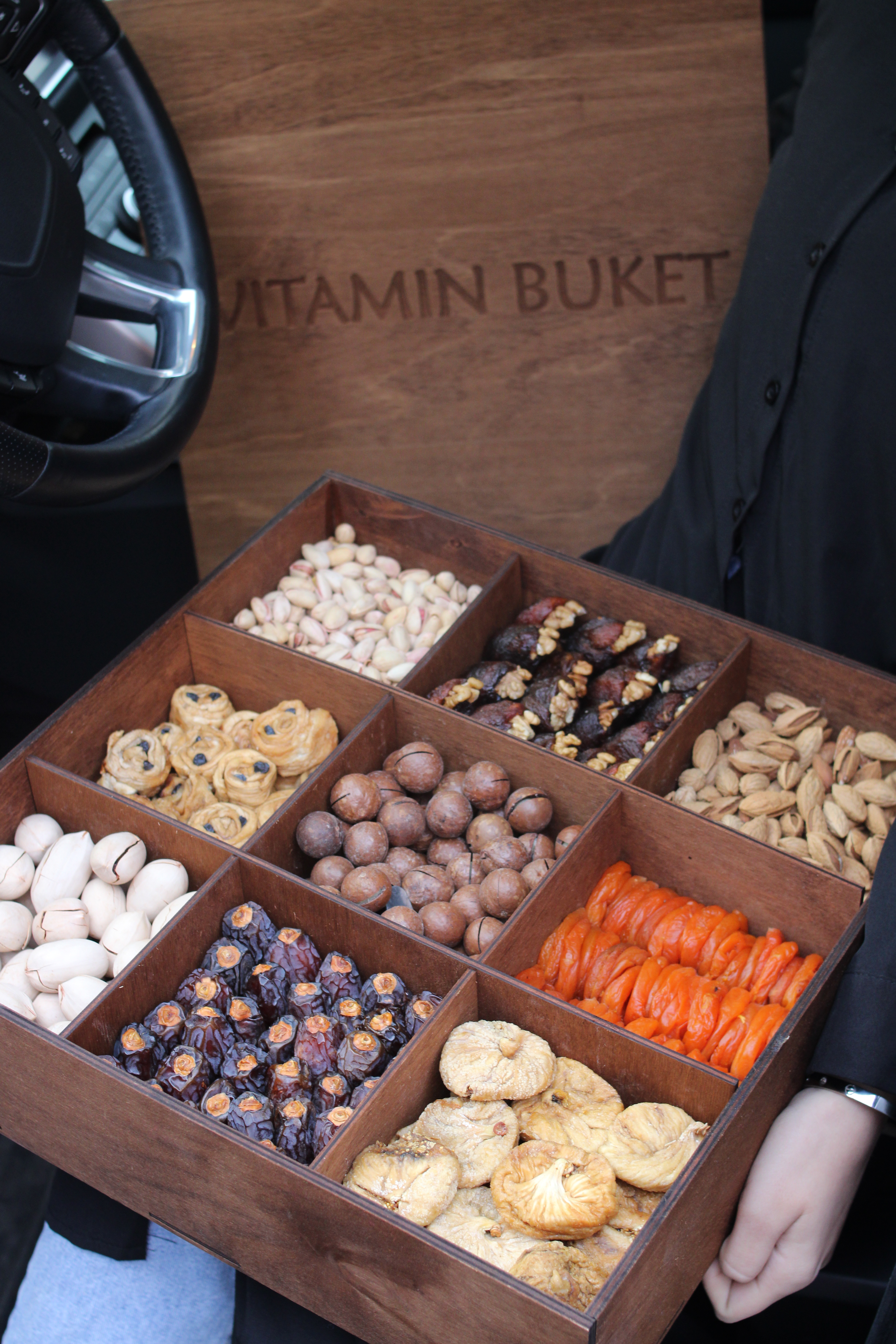 Премиум набор с орехами и сухофруктами с доставкой по Алматы