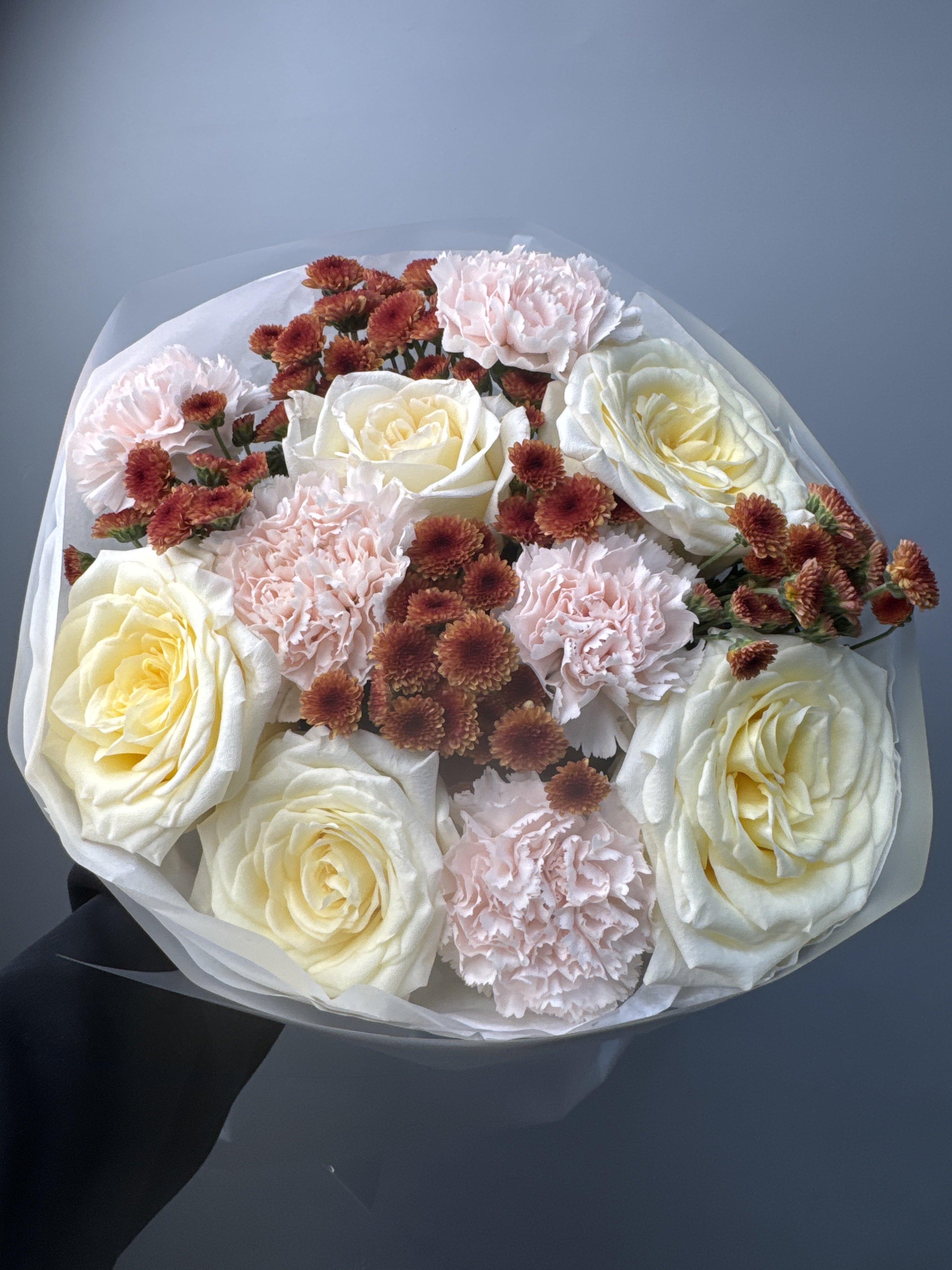 Пастельная гармония роз и гвоздик с доставкой по Астане