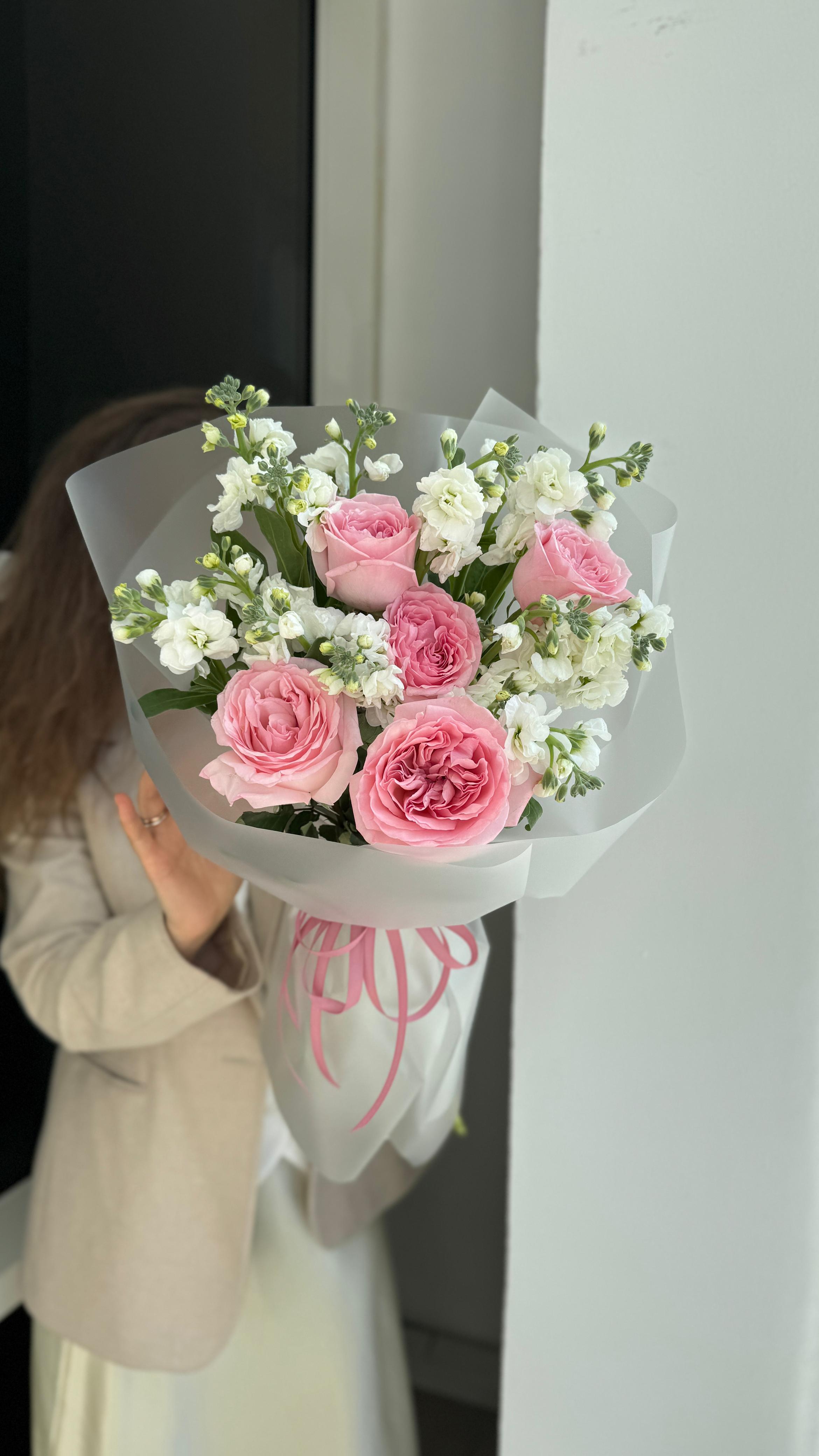 Дуо букет с ароматной матиолой и пионовидной розой с доставкой по Астане