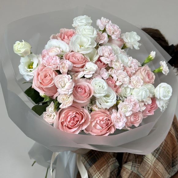 Bouquet Medina of roses and lisianthus